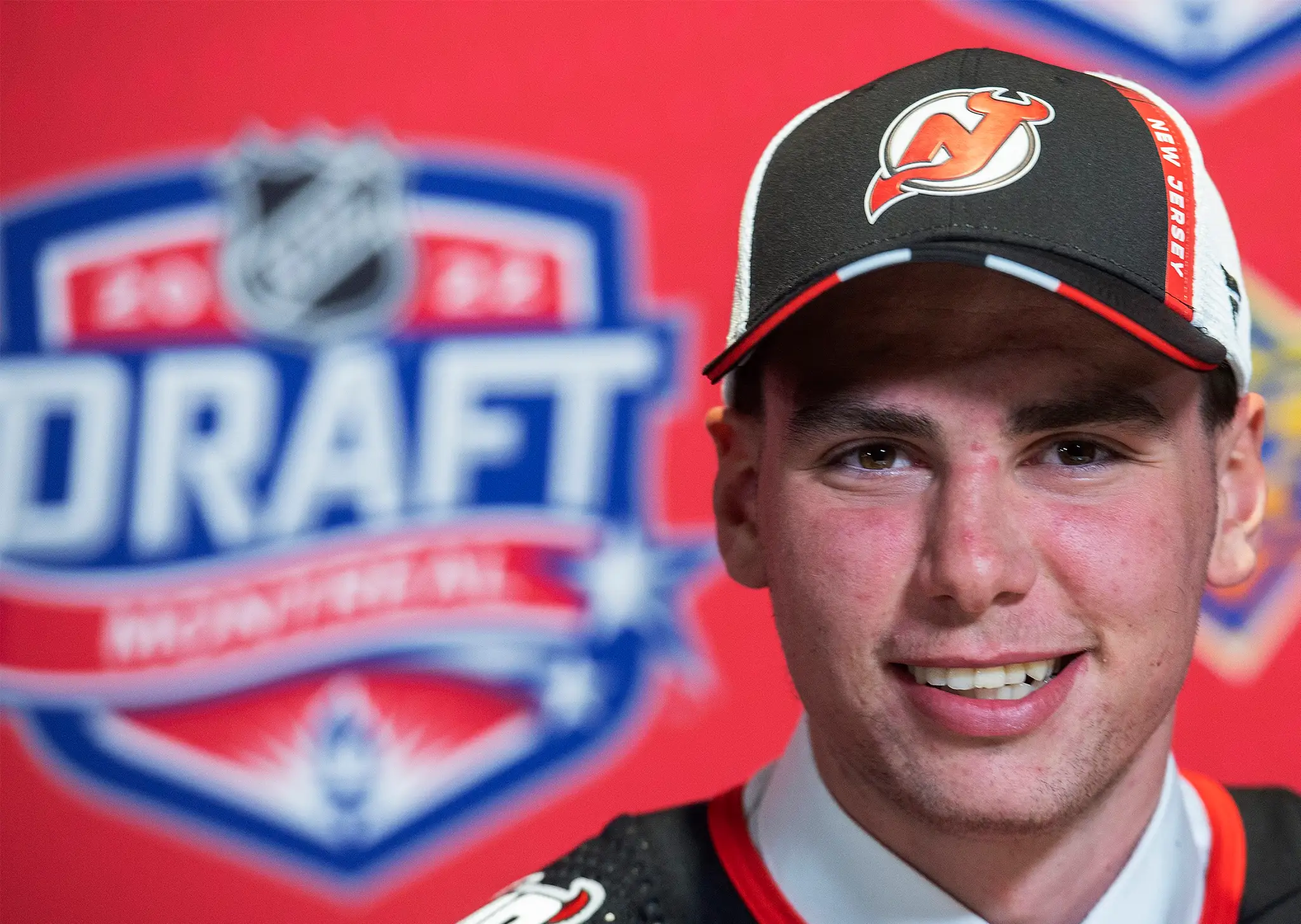 Vysmiaty Šimon Nemec, dvojka NHL draftu 2022.