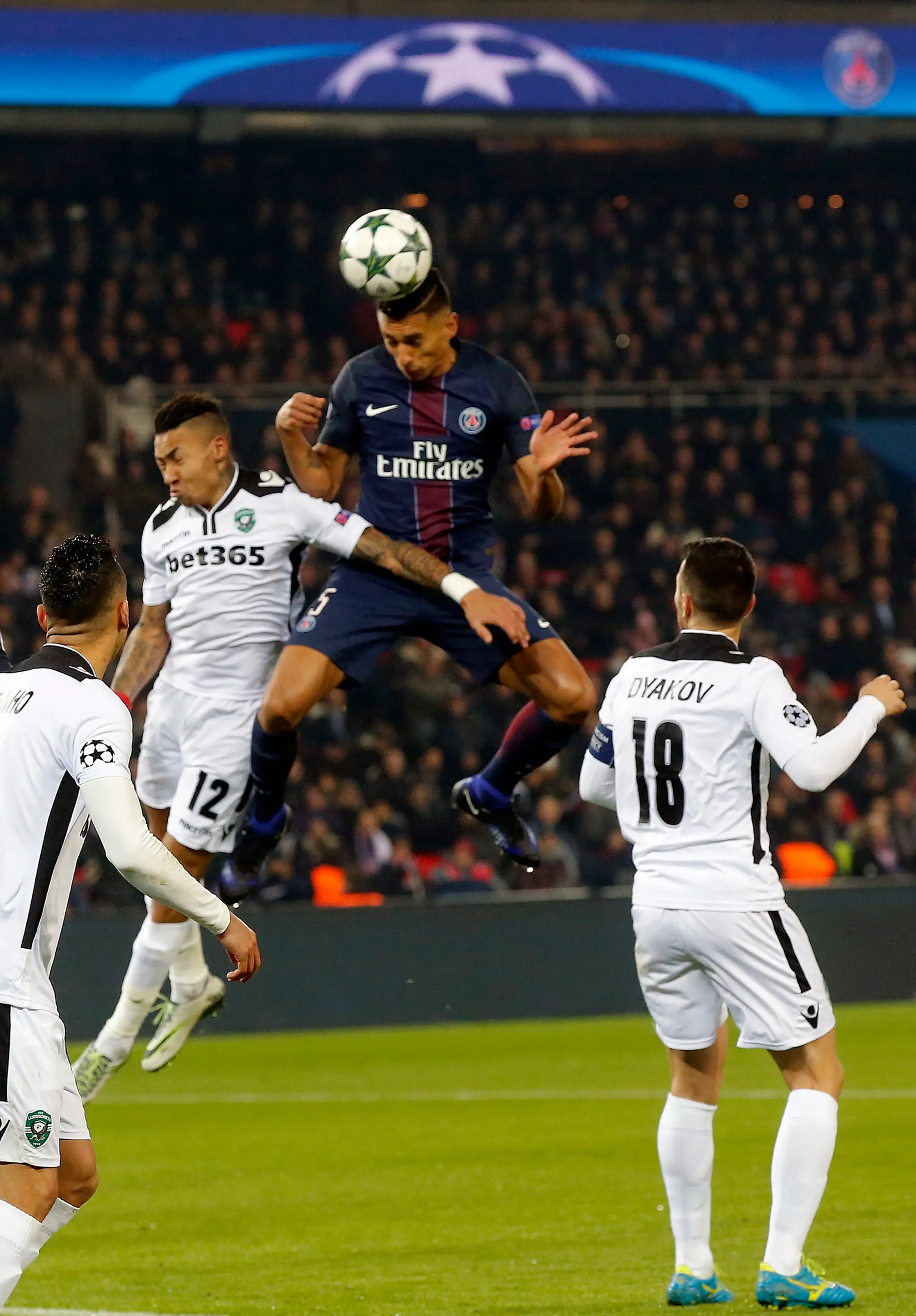 Stopér PSG Marquinhos hlavičkuje do lopty pred dvomi hráčmi Ludogorcu Razgrad počas zápasu LM.