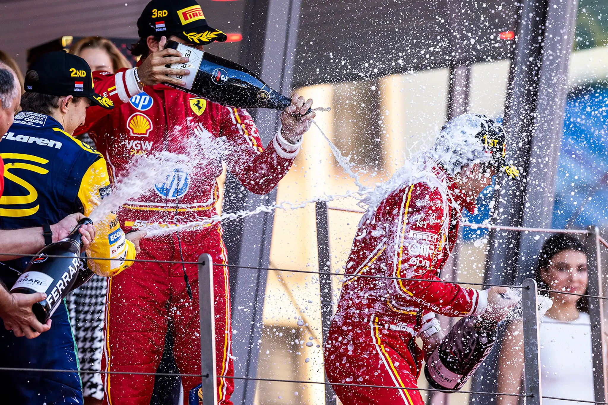 Radosť Ferrari bola dvojnásobná, tretí skončil Carlos Sainz.