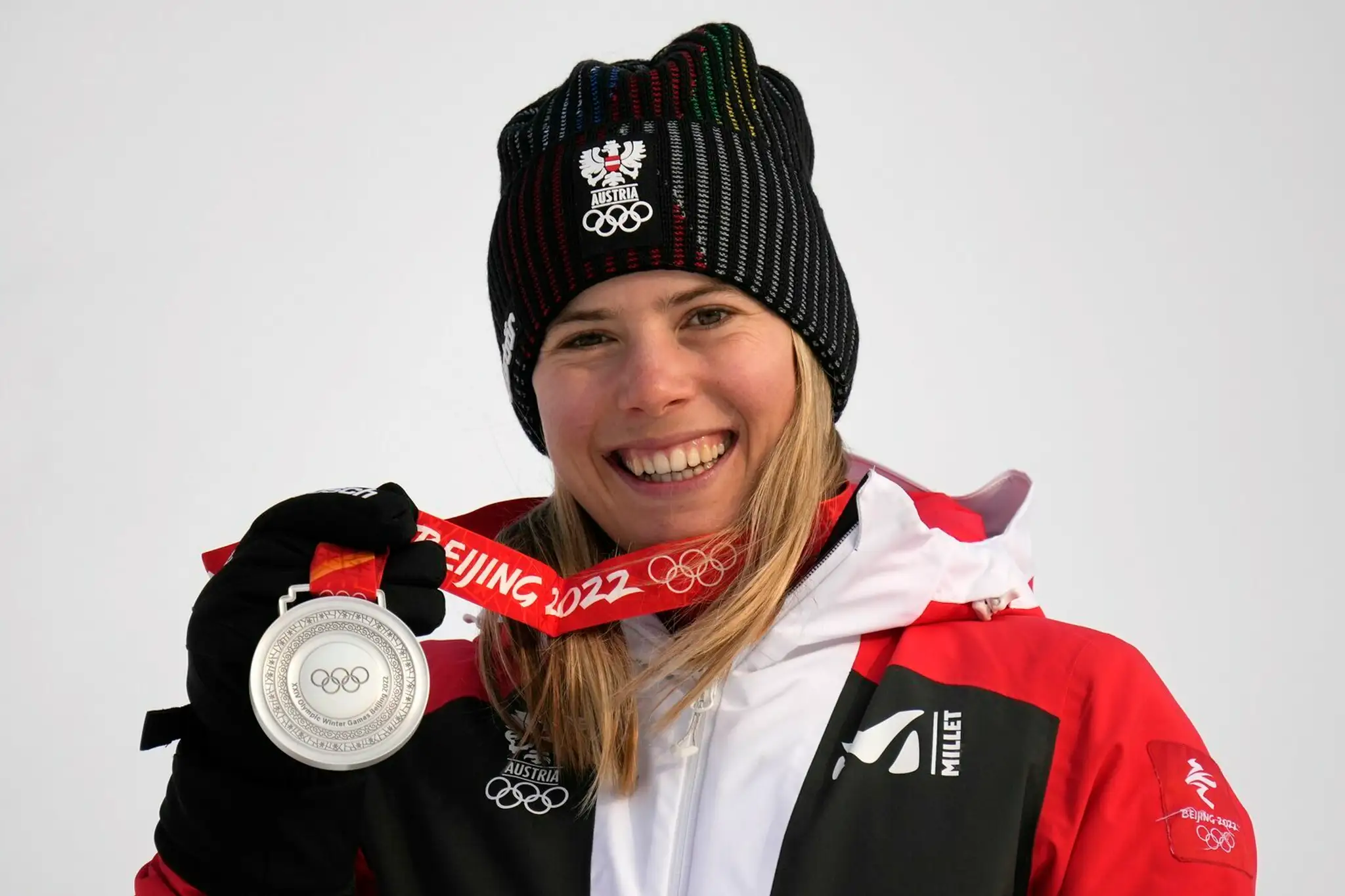 Rakúšanka Katharina Liensbergerová pózuje so striebornou medailou v slalome na ZOH 2022.
