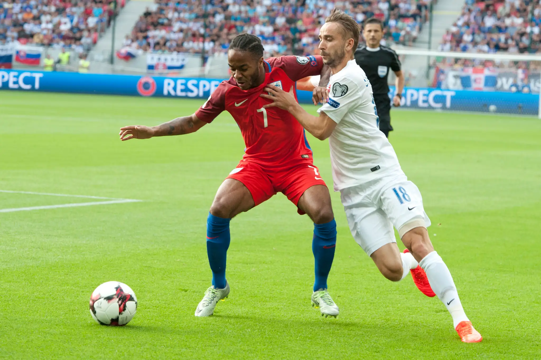 Vpravo Dušan Švento a vľavo Angličan Raheem Sterling v dueli kvalifikácie na MS 2018.