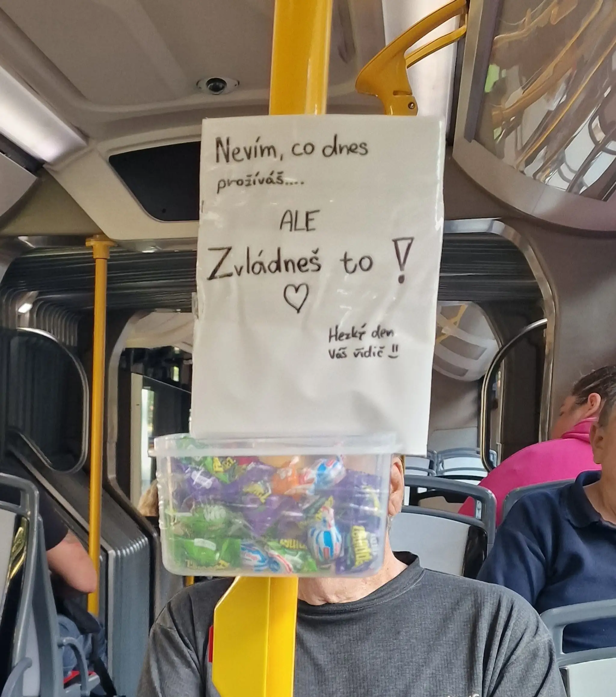 Takéto odkazy necháva vodič cestujúcim v autobuse.