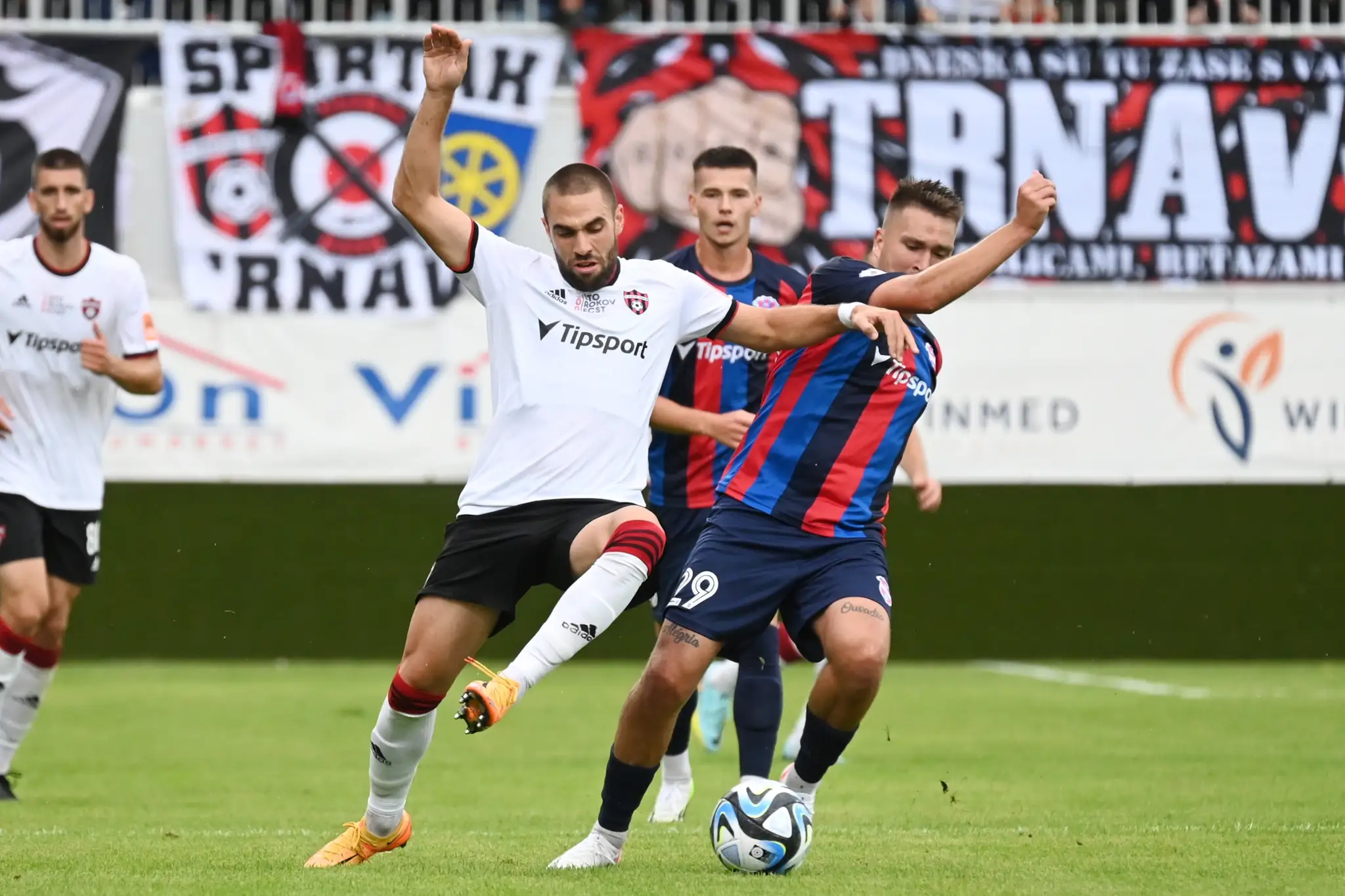 Vľavo hráč Trnavy Filip Bainovič a hráč ViOnu Adam Brenkus počas zápasu 2. kola Niké ligy.