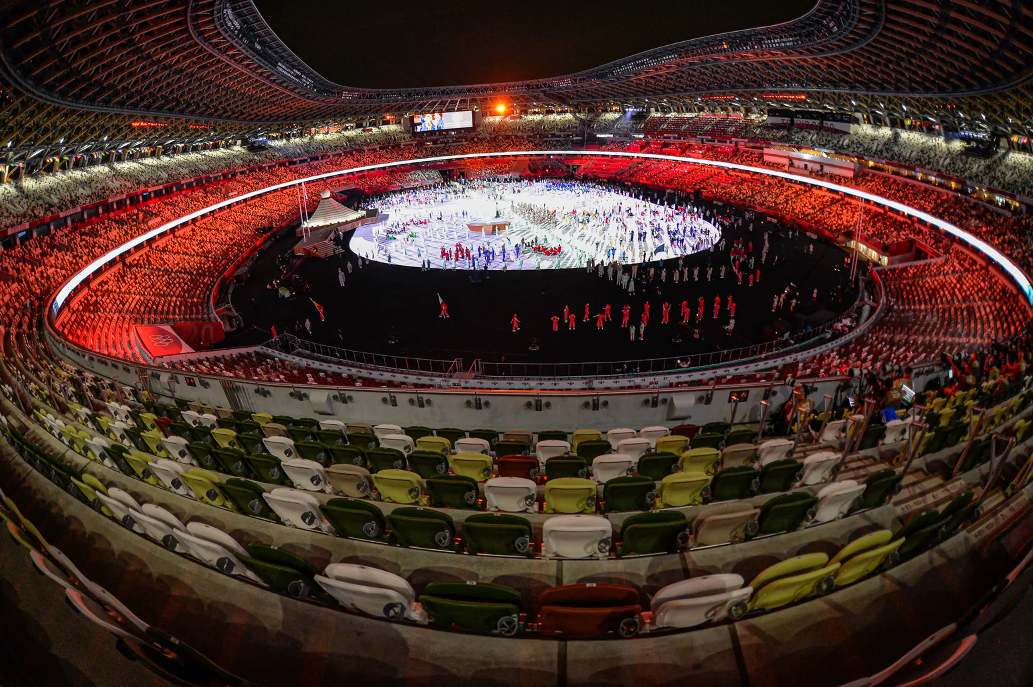 Prázdne divácke sedadlá počas slávnostnej prehliadky reprezantantov krajín v rámci otváracieho ceremoniálu LOH Tokio.