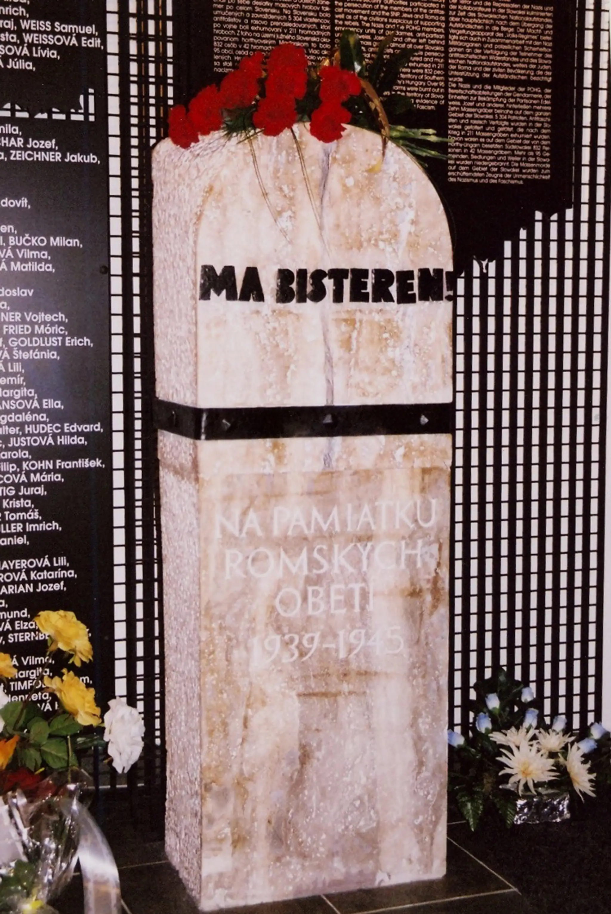 Na archívnej snímke spomienka na obete rómskeho holokaustu v Banskej Bystrici.