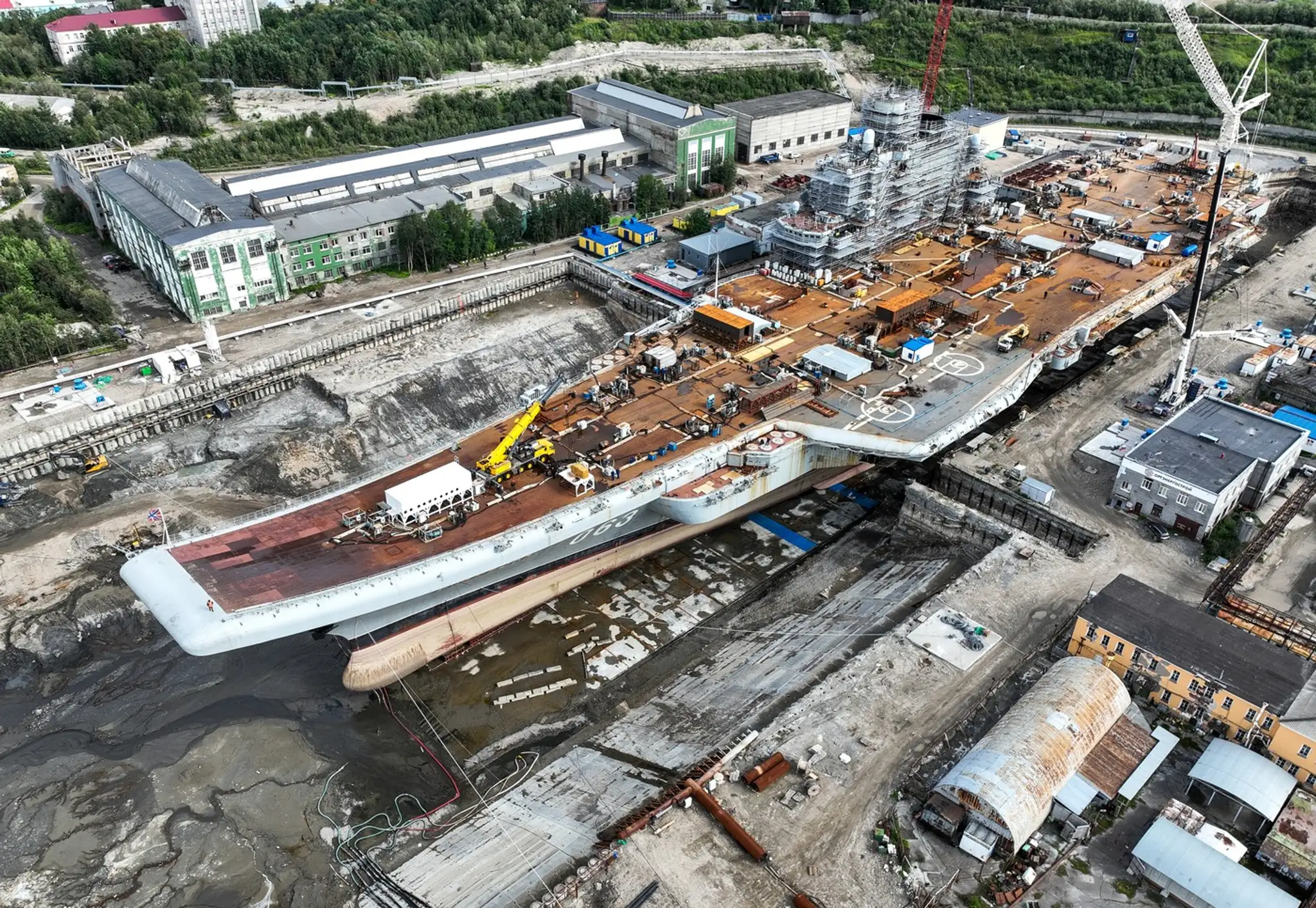 Ruská lietadlová loď Admiral Kuznecov v doku v Murmansku na archívnej snímke z roku 2022.