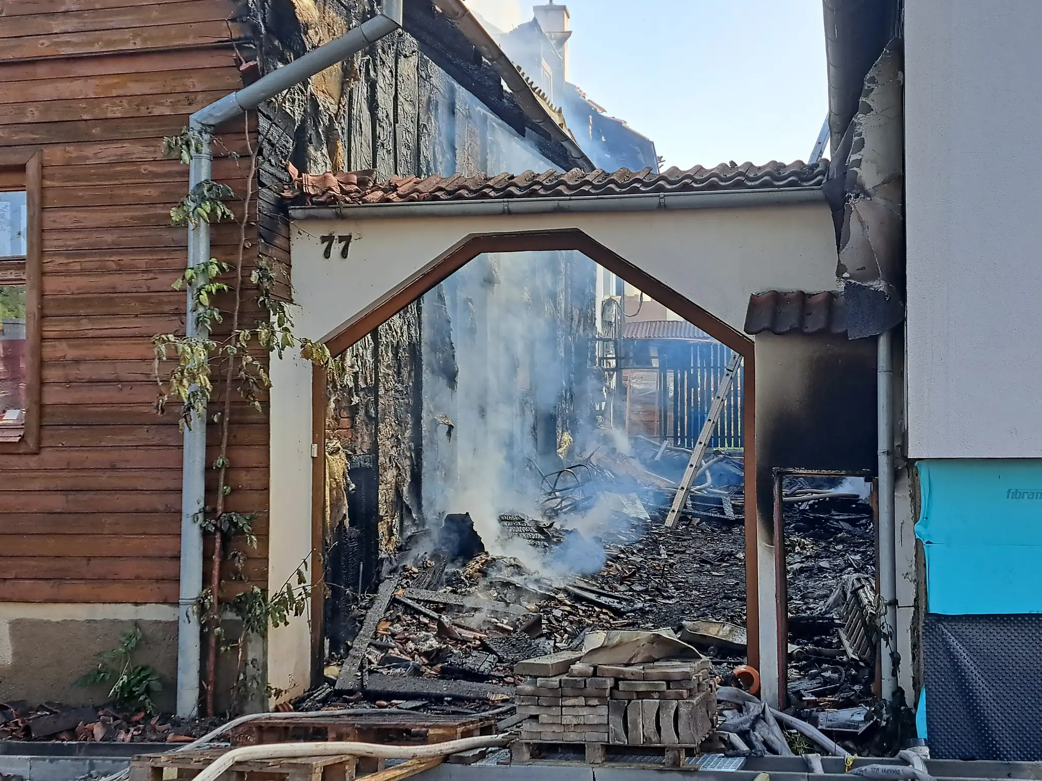 Na snímke jeden z domov po požiari vo Veľkom Slavkove.