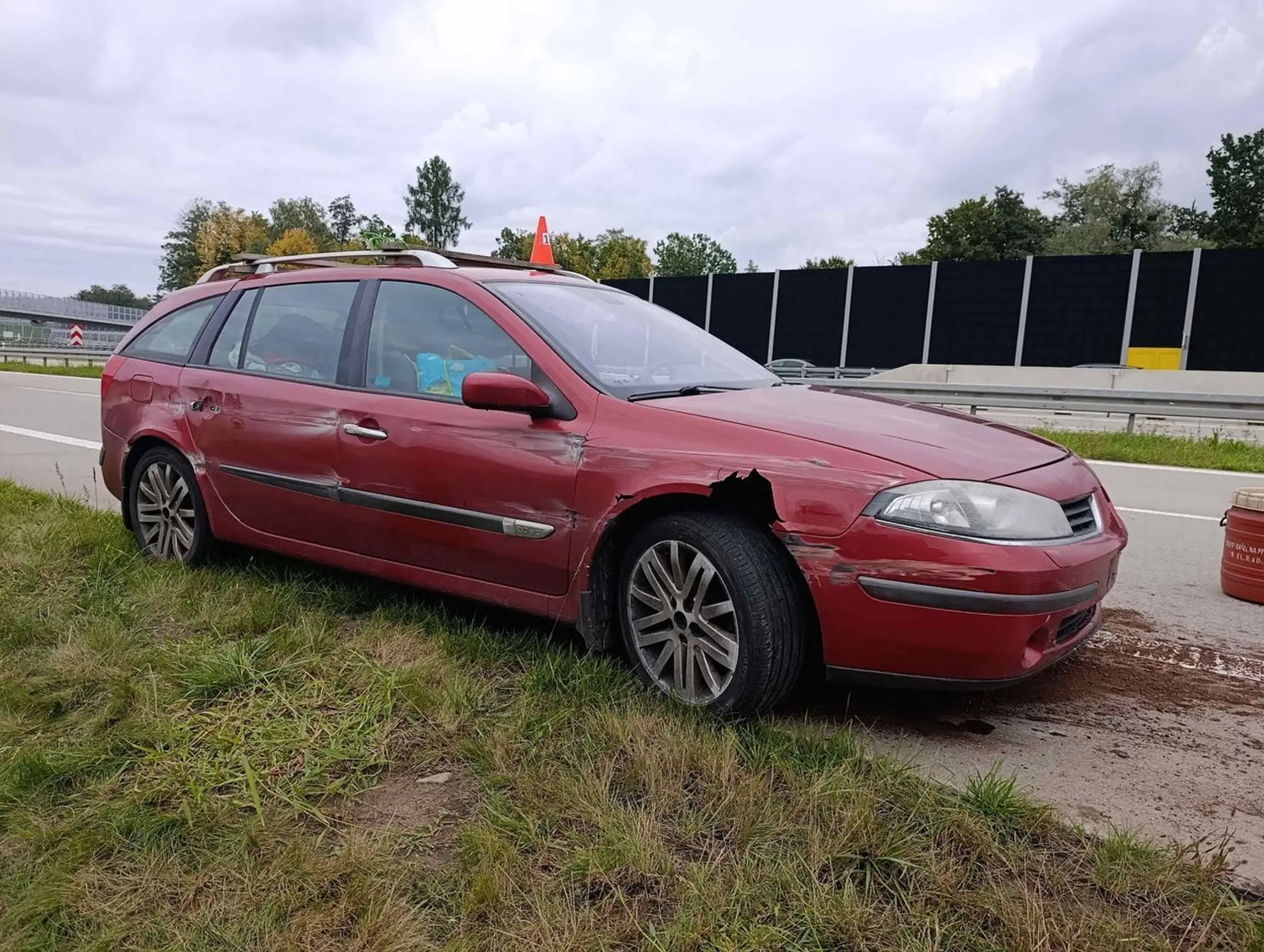 Opitý muž si po nehode ustlal v kufri a spal. V aute našli policajti niekoľko fliaš alkoholu. Vedľa muža sa hral jeho malý syn.