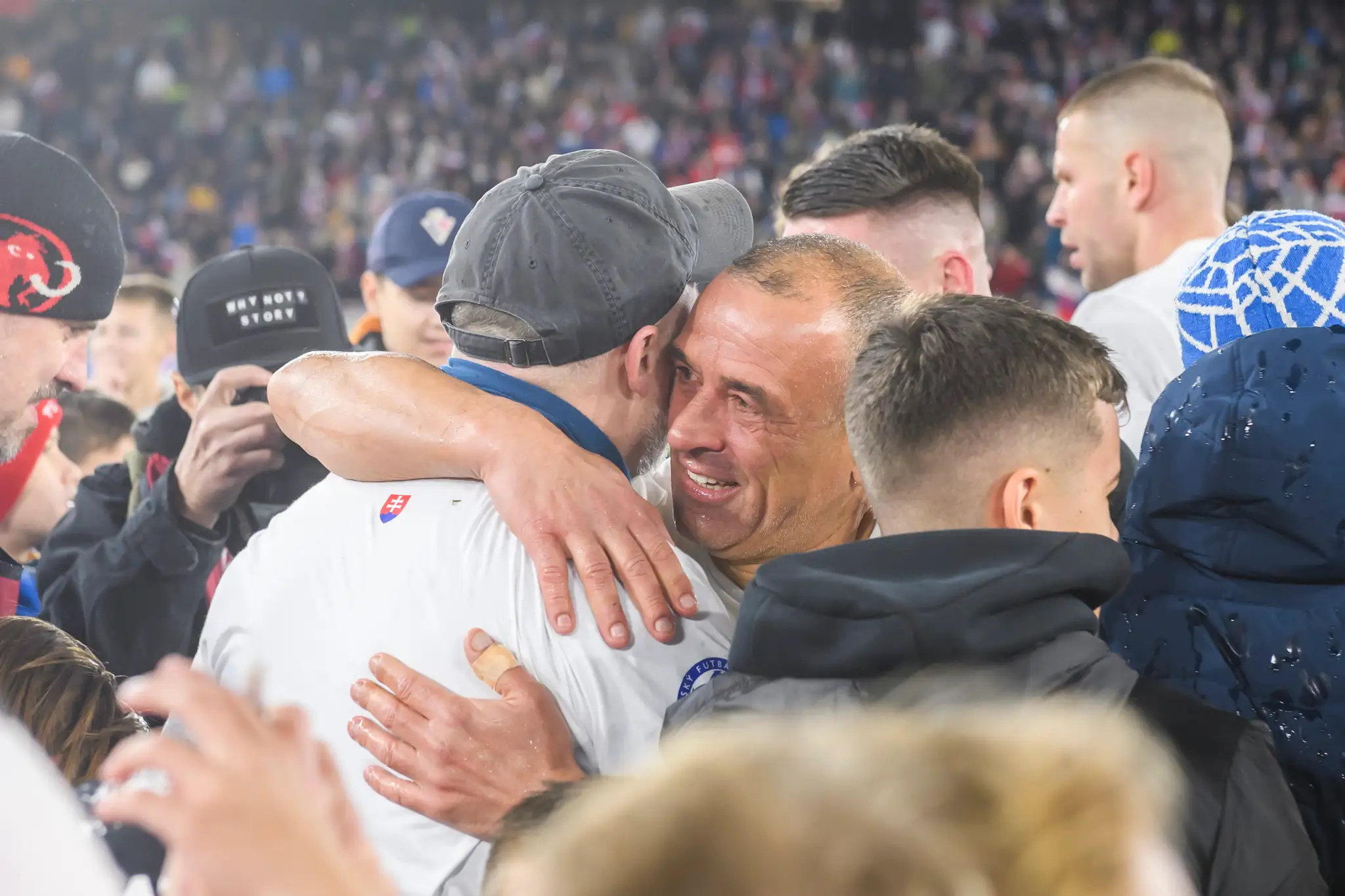 Tréner Slovenska Francesco Calzona oslavuje postup na ME 2024 po zápase s Islandom.