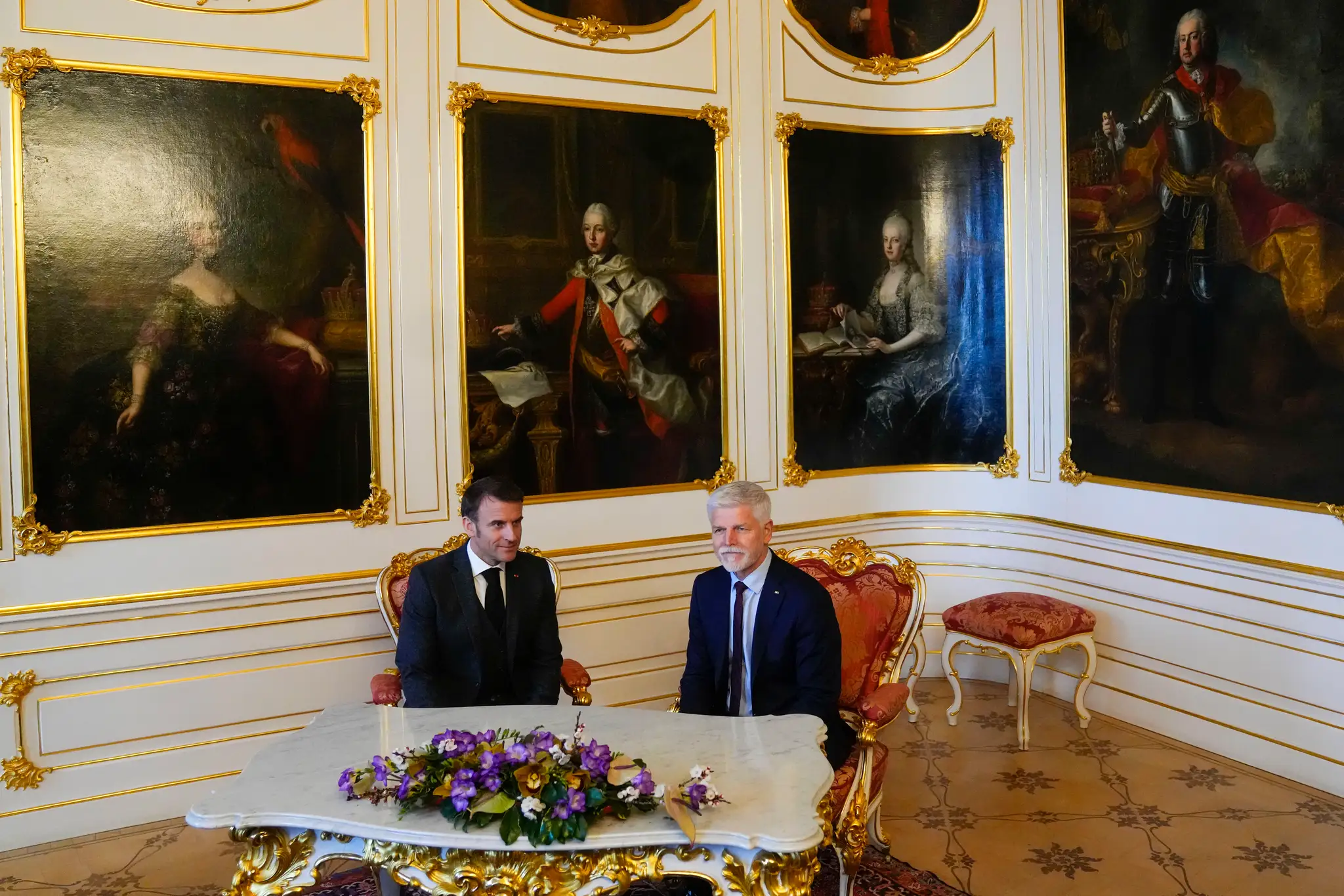 Český prezident Petr Pavel (vpravo) sa rozpráva so svojím francúzskym partnerom Emmanuelom Macronom počas ich stretnutia na Pražskom hrade.