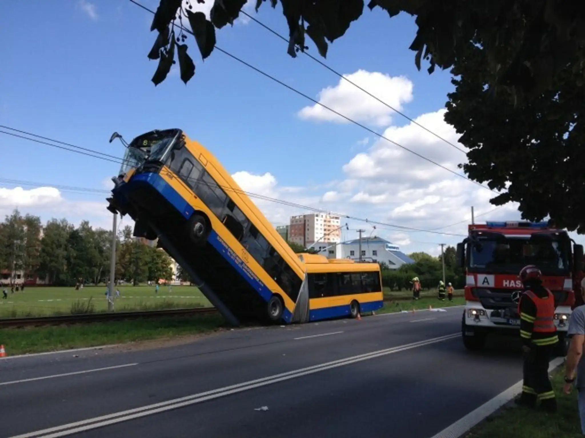 Trolejbus je zničený.
