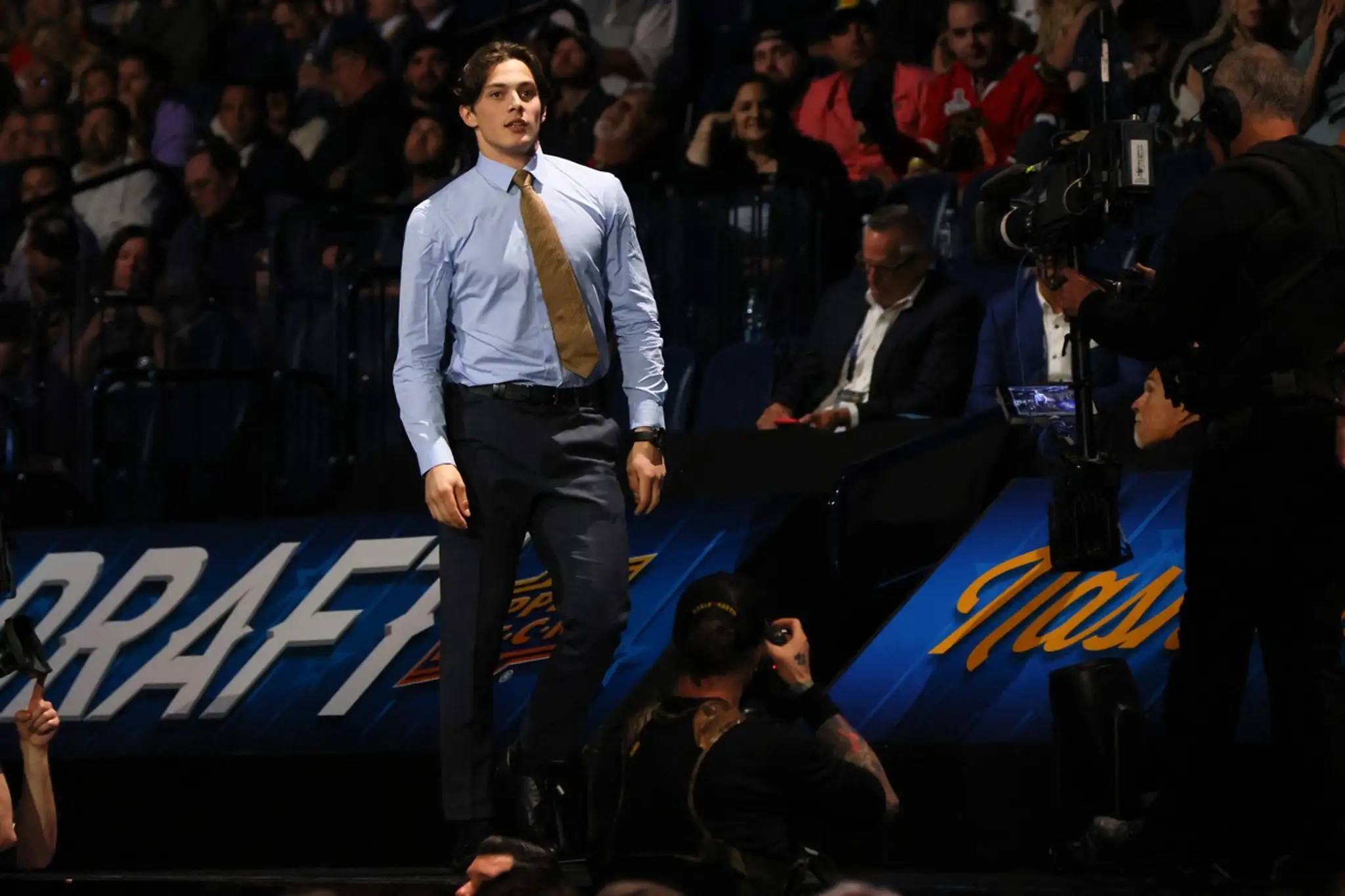 Dalibor Dvorský kráča na pódium na NHL drafte 2023 po tom, ako ho St. Louis vybralo z celkovej desiatej priečky.
