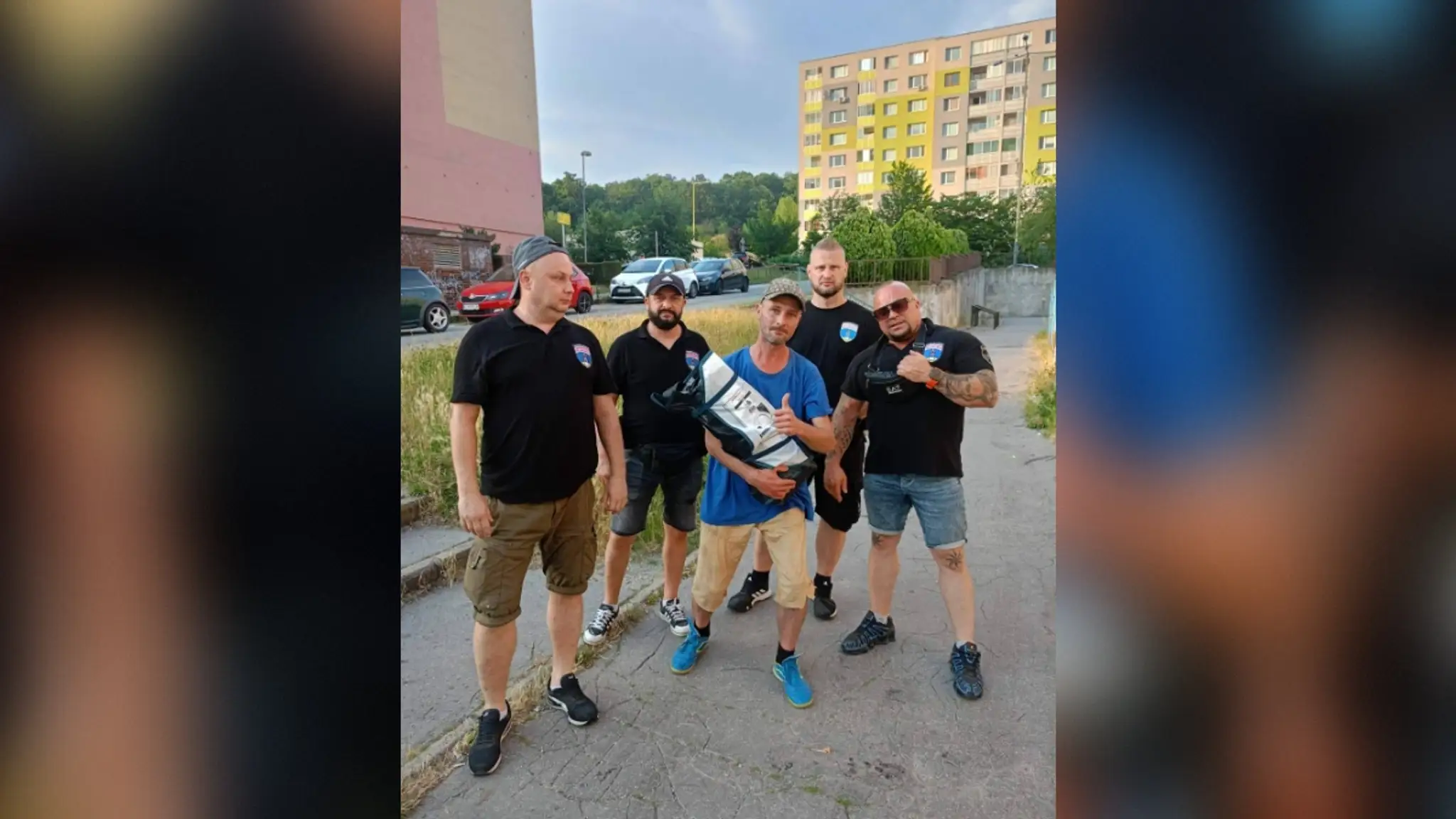 Partia mužov zo sídliska pomohla páru bez domova.