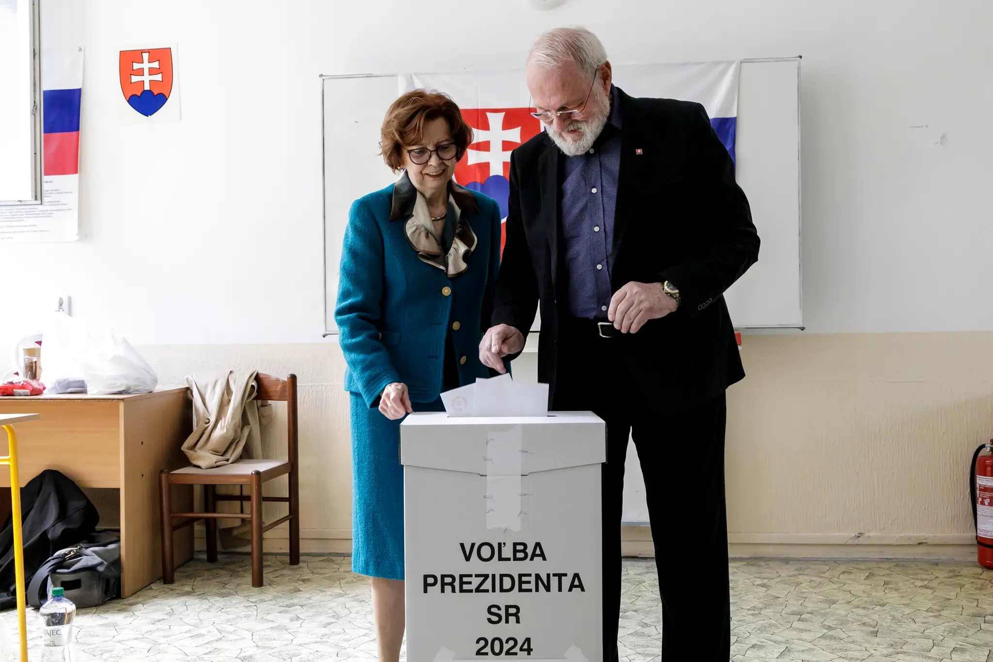 Bývalý prezident Ivan Gašparovič s manželkou Silviou vhadzujú obálky do volebnej schránky v prvom kole prezidentských volieb.