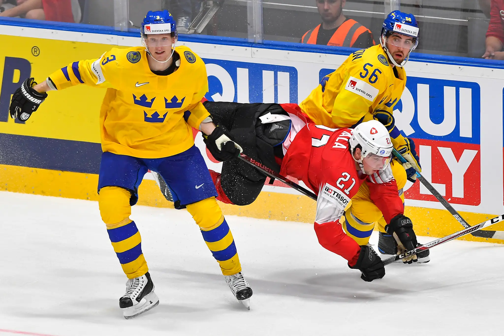 Zľava Švéd Elias Pettersson a Simon Moser zo Švajčiarska v dueli na MS 2019.