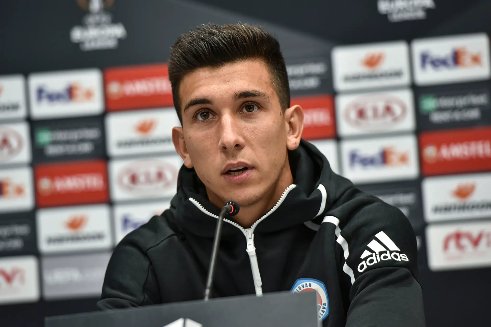 Kouč Besiktasu Abdullah Avci počas tlačovej konferencie pred duelom EL na pôde Slovana Bratislava.