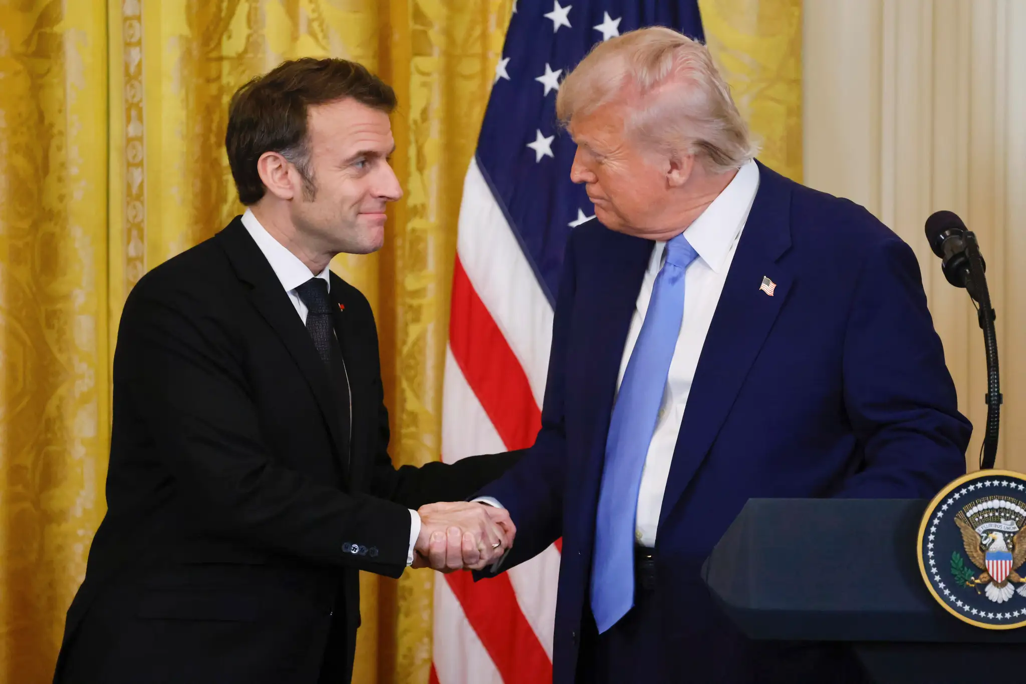 Emmanuel Macron si podáva ruku s Donaldom Trumpom počas ich stretnutia v Bielom dome.