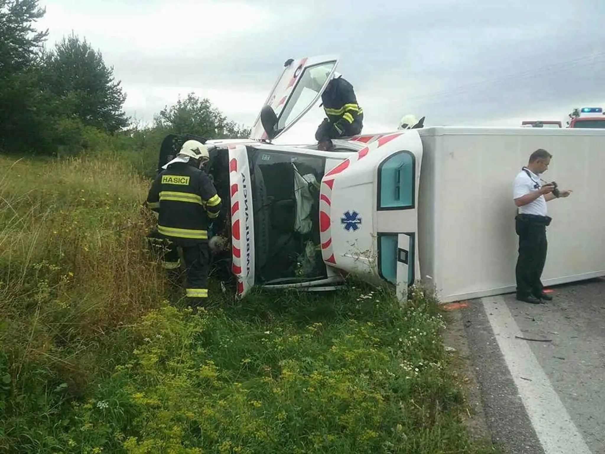 V obci Abramová sa zrazila sanitka s osobným autom