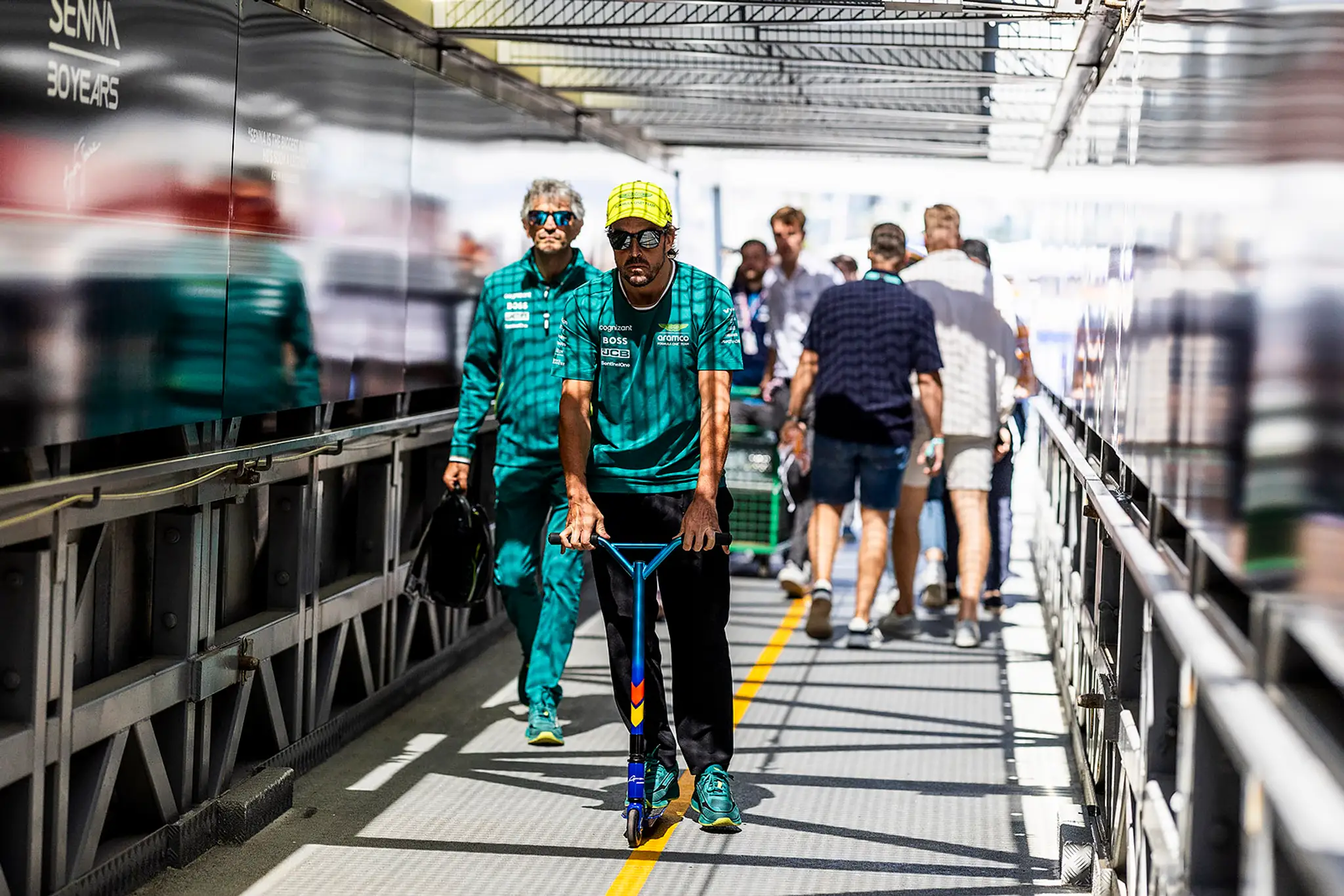 Fernando Alonso zvolil v sobotu pri príchode kolobežku.