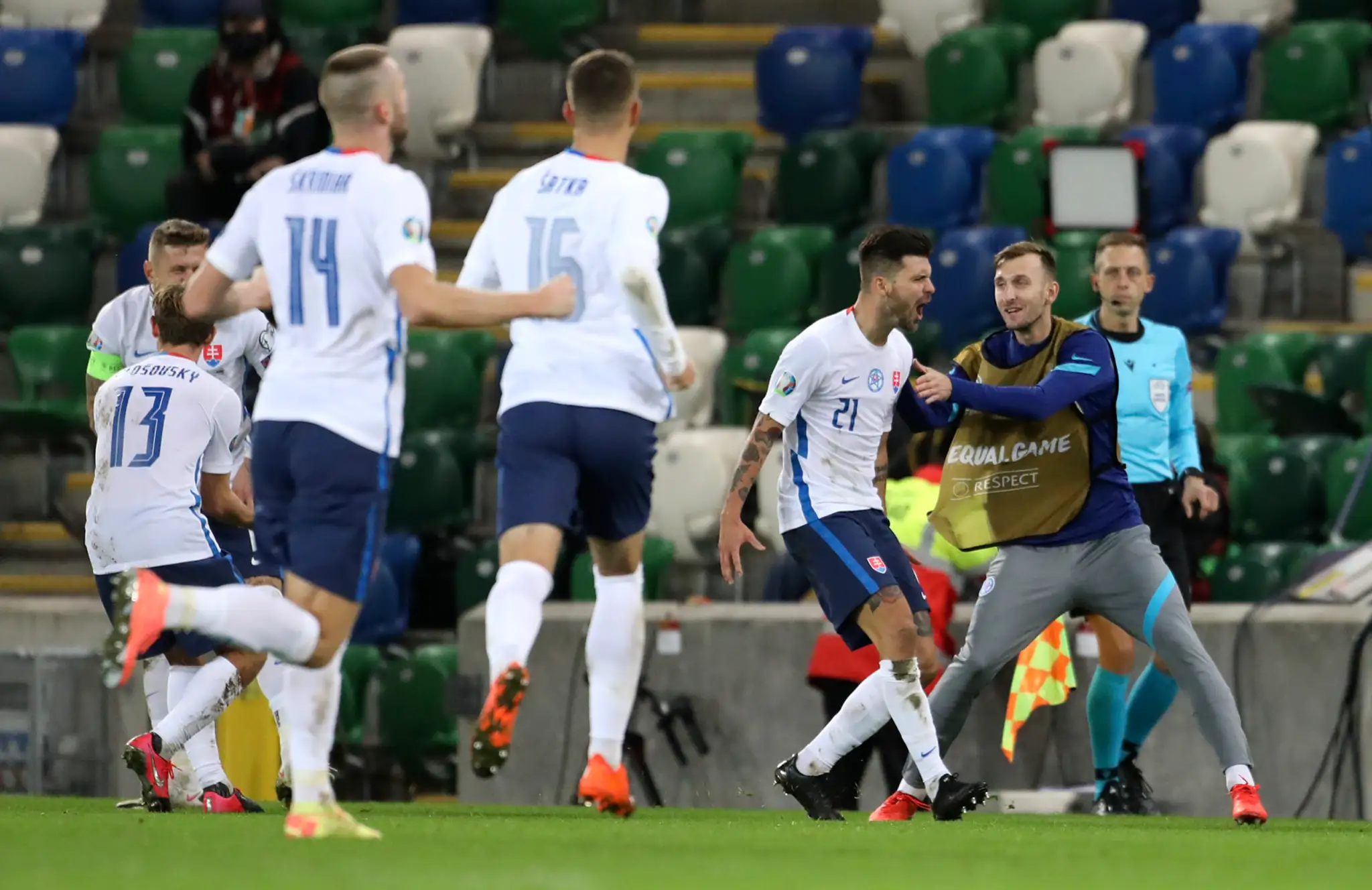 Zľava kouč Slovenska Štefan Tarkovič a Milan Škriniar oslavujú postup na EURO 2020 po triumfe v Severnom Írsku.