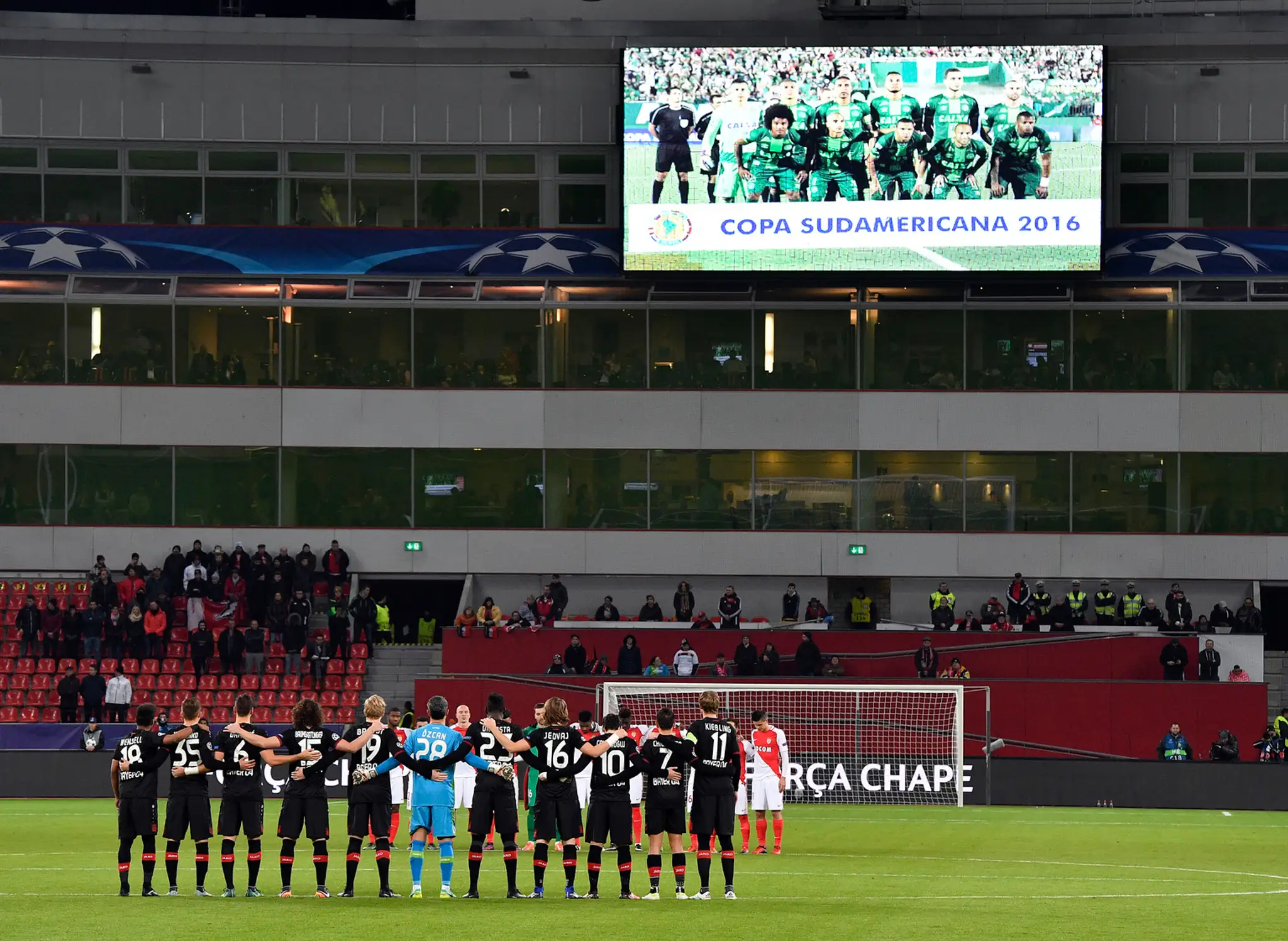 Minúta ticha na pamiatku hráčov klubu Chapecoense pred duelom LM AS Monaco - Bayer Leverkusen.