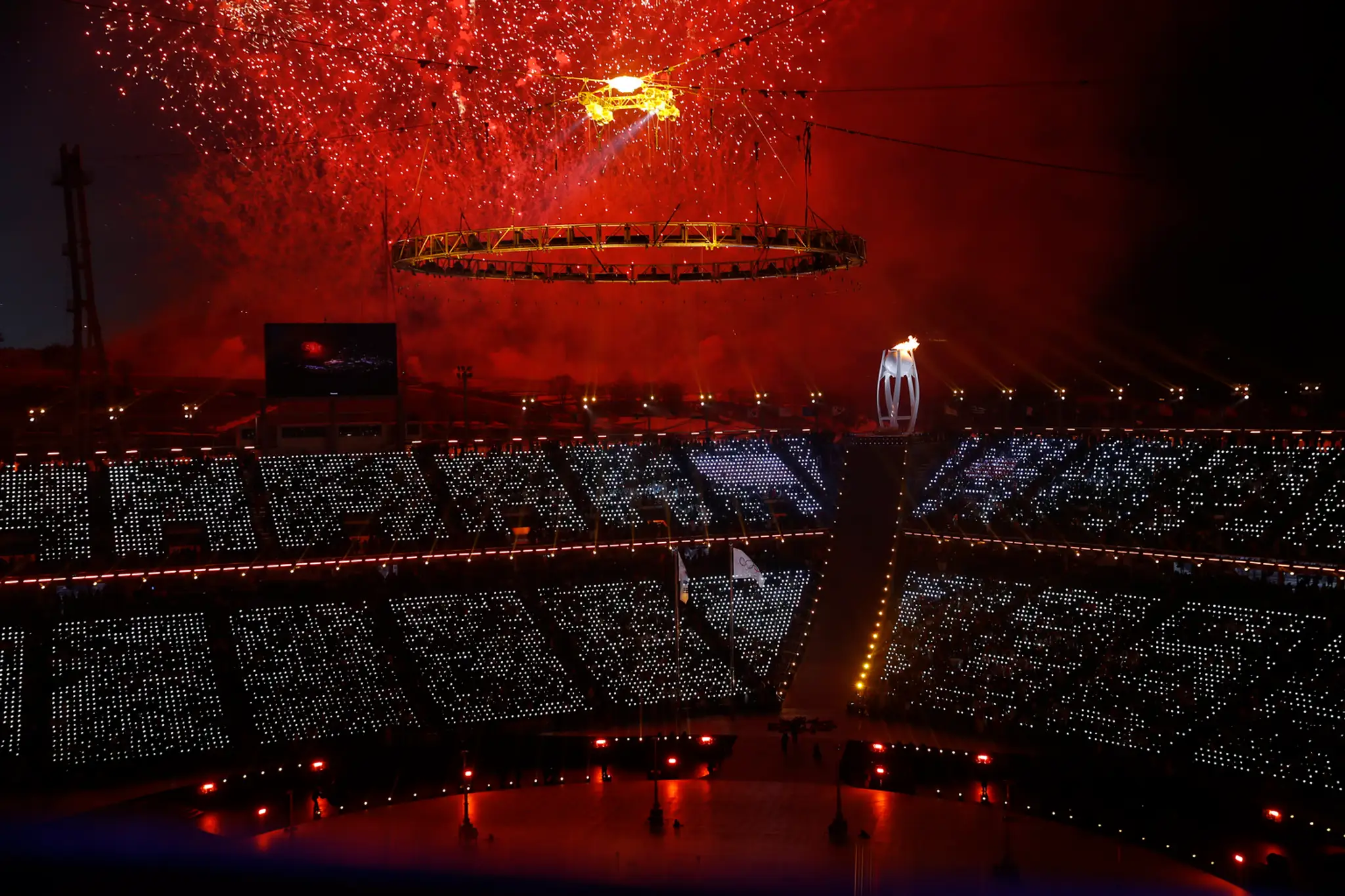 Ohňostroj po zapálení olympijského ohňa na konci otváracieho ceremoniálu ZOH 2018.