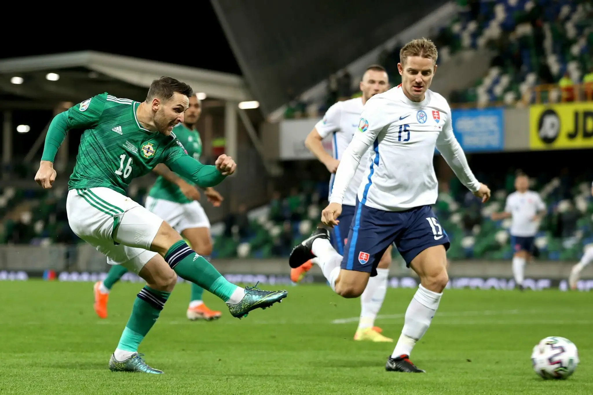Juraj Kucka (vľavo) sa teší so spoluhráčmi po strelení úvodného gólu vo finále play off EURO 20