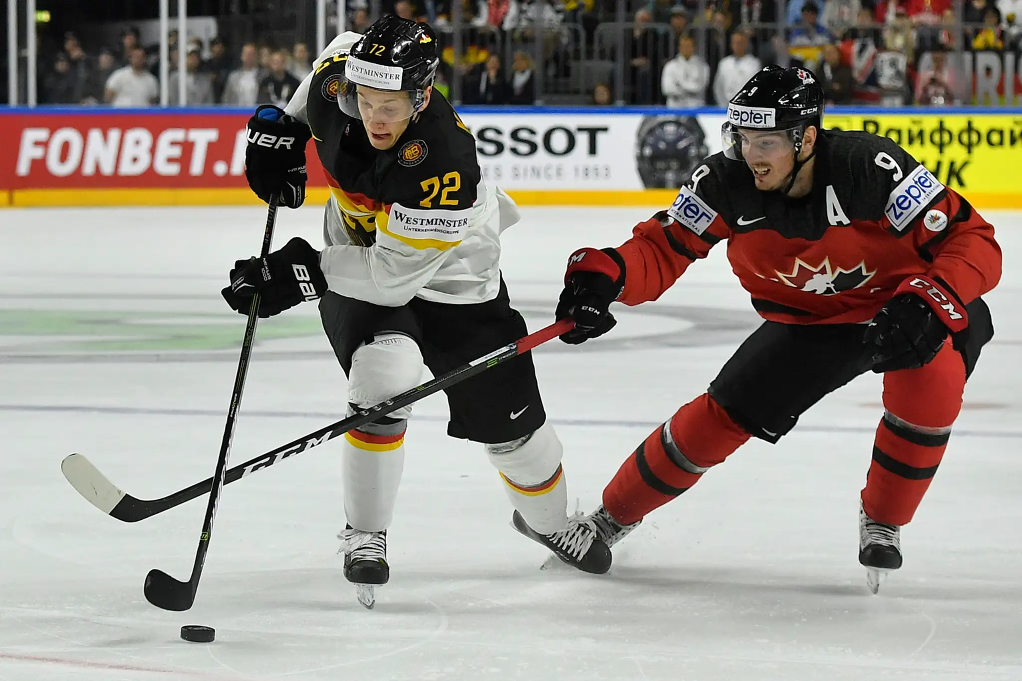 Kanaďan Matt Duchene (vpravo) atakuje Nemca Dominika Kahuna vo štvrťfinále MS 2017.