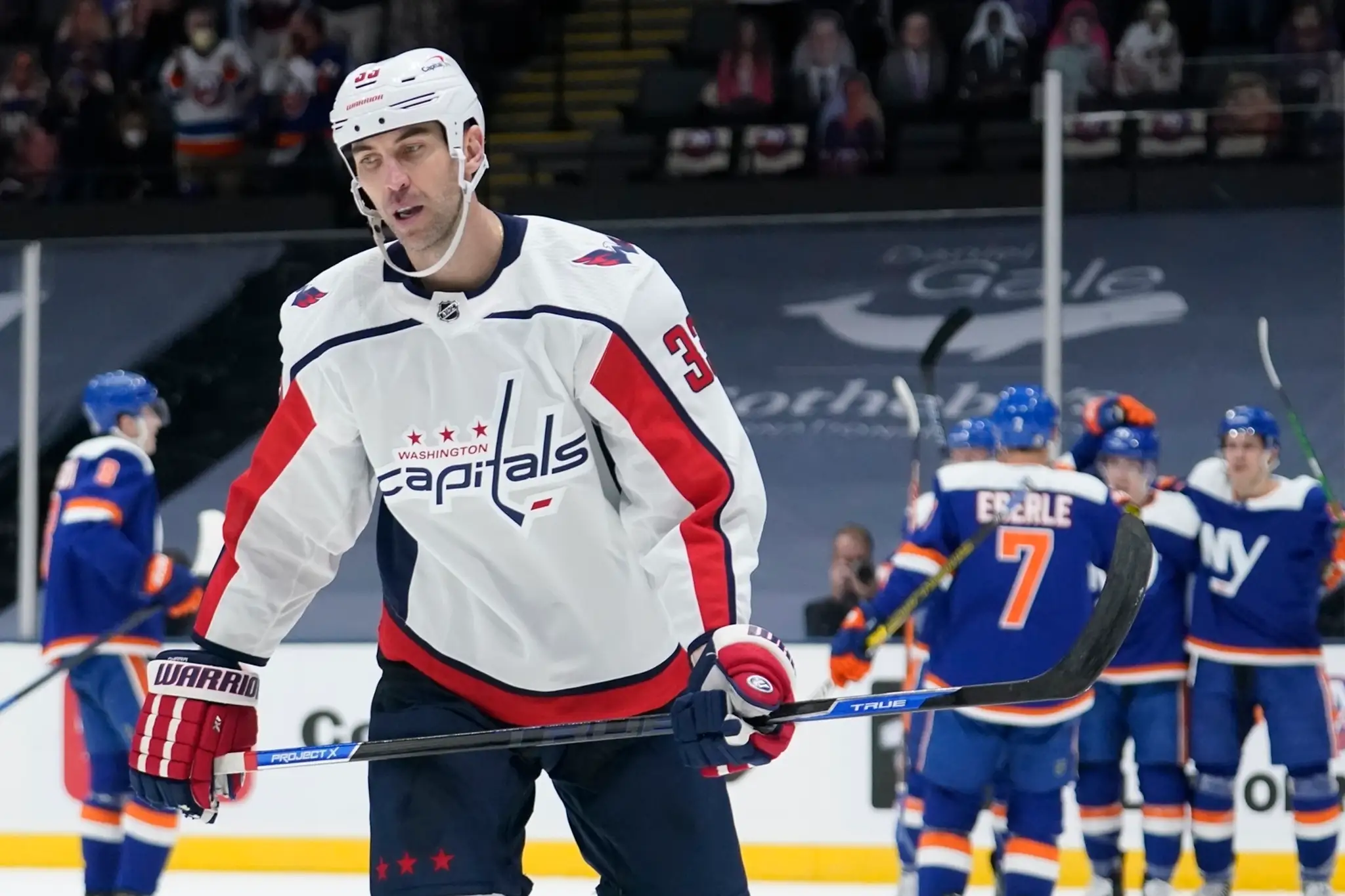 Chárova reakcia po góle NY Islanders.