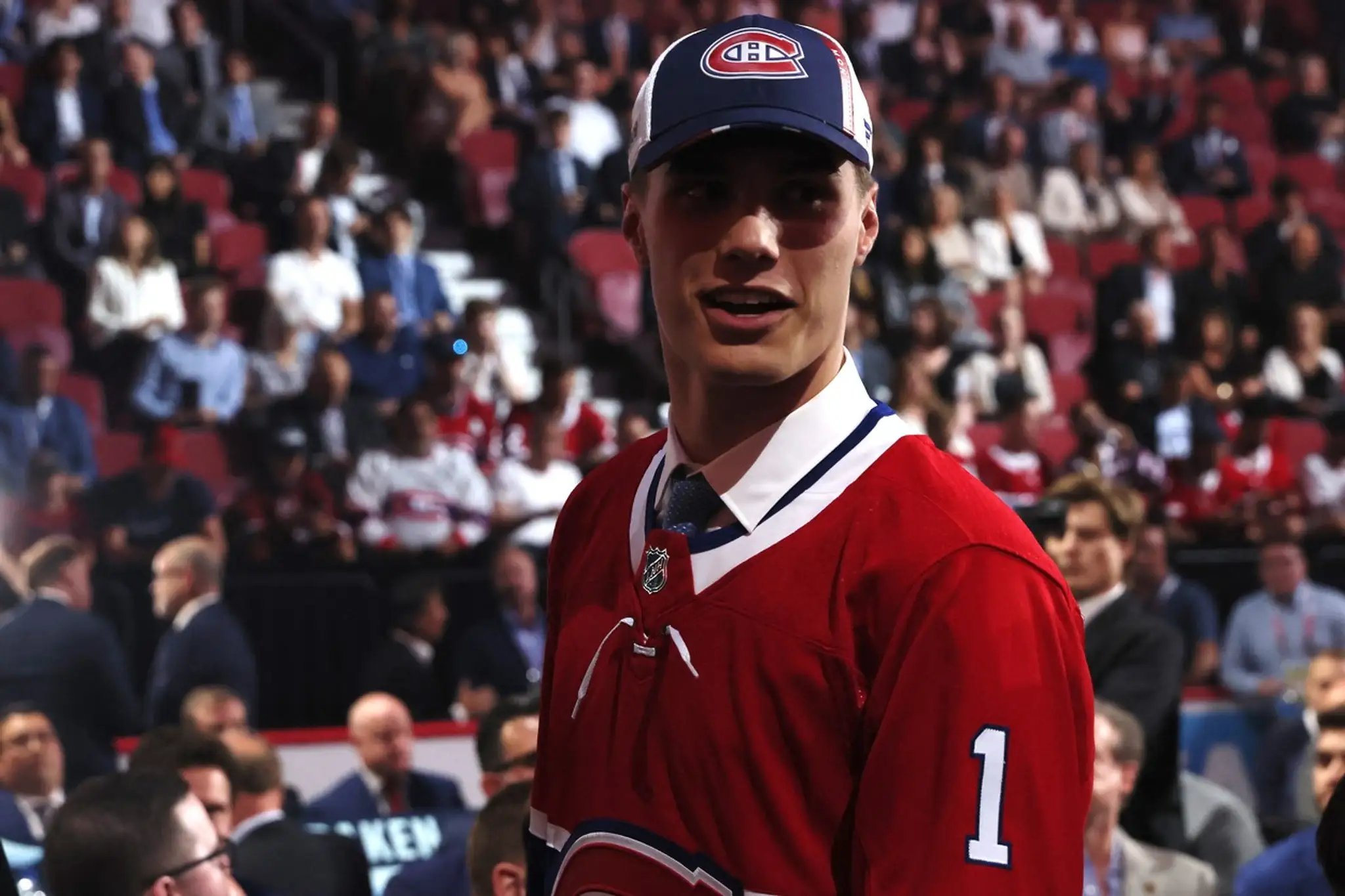 Juraj Slafkovský sa usmieva po tom, ako sa stal celkovou jednotkou draftu 2022 do NHL.