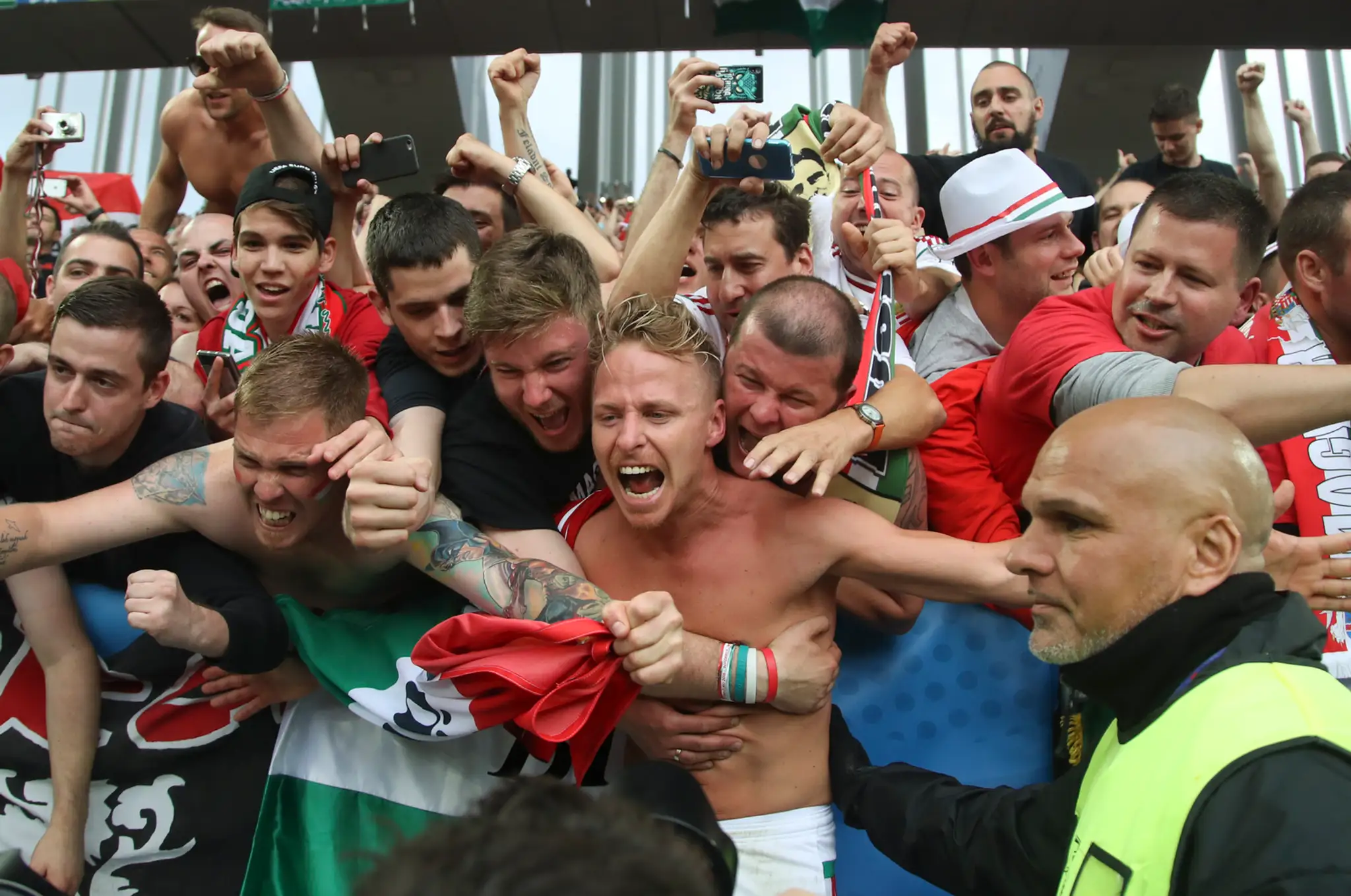 Líder maďarskej reprezentácie Balázs Dzsudzsák v ošiali s fanúšikmi po druhom góle v rakúskej sieti na ME vo Francúzsku.