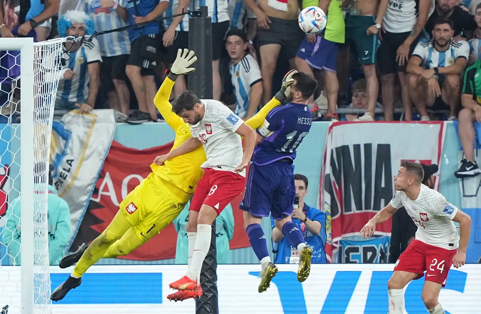 Poľský brankár Wojciech Szczesny v snahe vyraziť loptu trafil rukou Lionela Messiho počas zápasu futbalových MS v Katare.