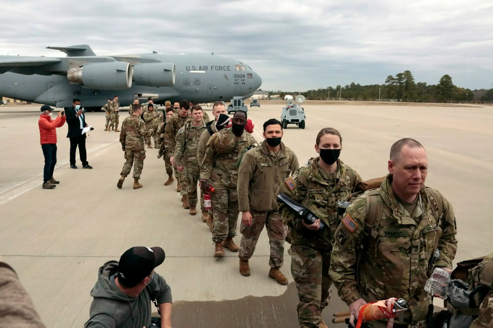 Americkí výsadkári na základni Fort Bragg sa pripravujú na cestu do Európy.
