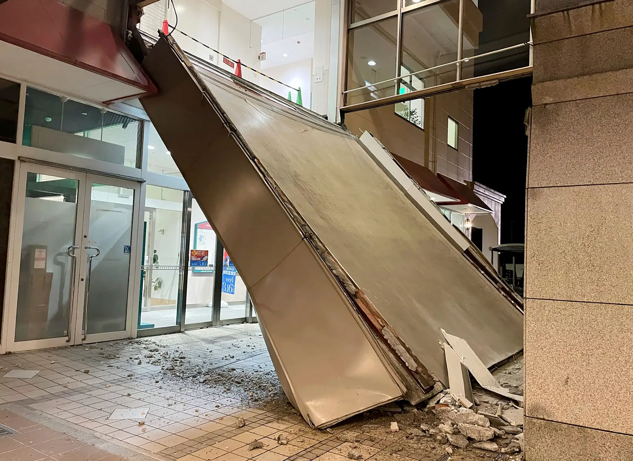 Spadnutá stena v nákupnom centre v meste Kaga.