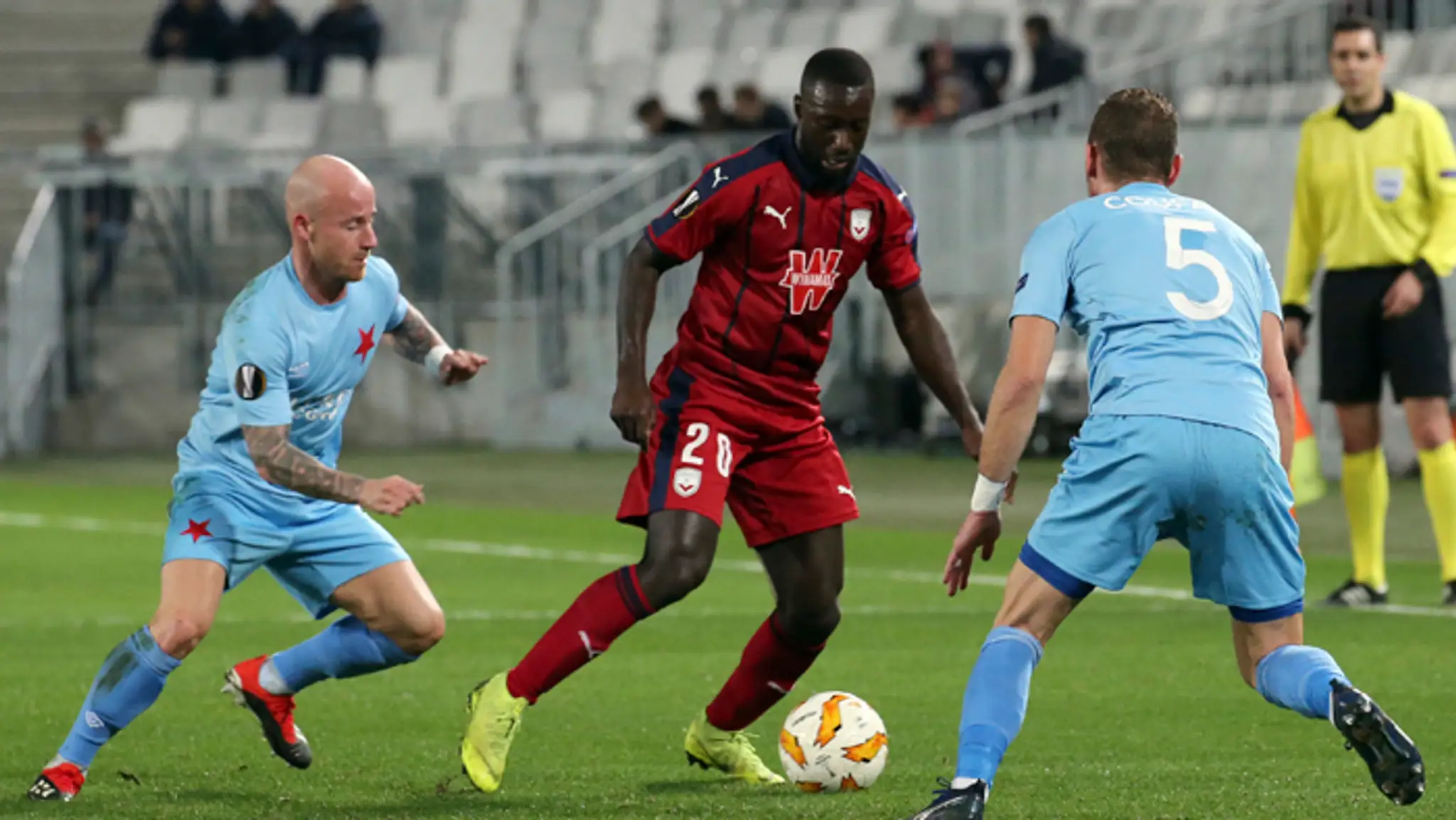Hráč Bordeaux Youssouf Sabaly bojuje o loptu s Miroslavom Stochom a Vladimirom Coufalom (obaja Slavia Praha).