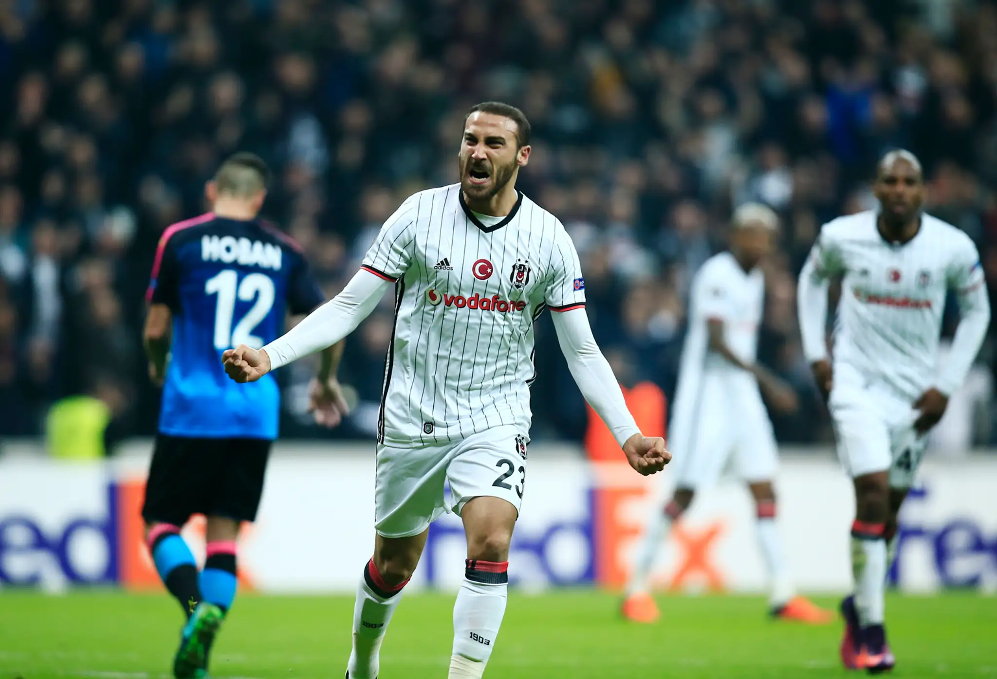Cenk Tosun z Besiktasu sa teší z gólu v šestnásťfinále EL proti Hapoelu Beer-ševa.