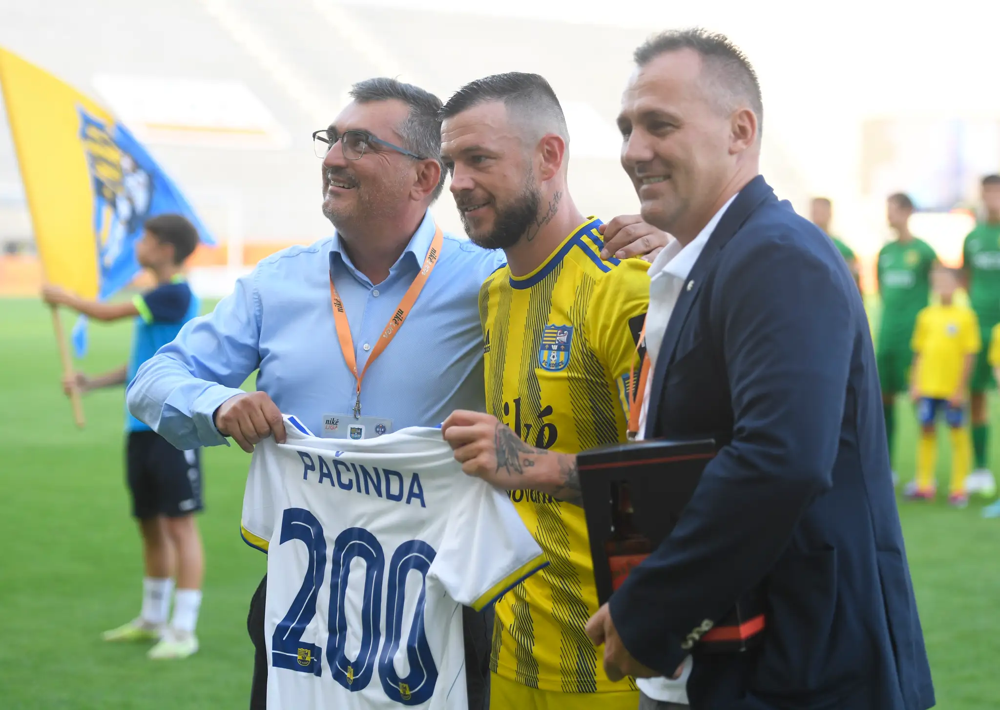 Erik Pačinda (v strede).