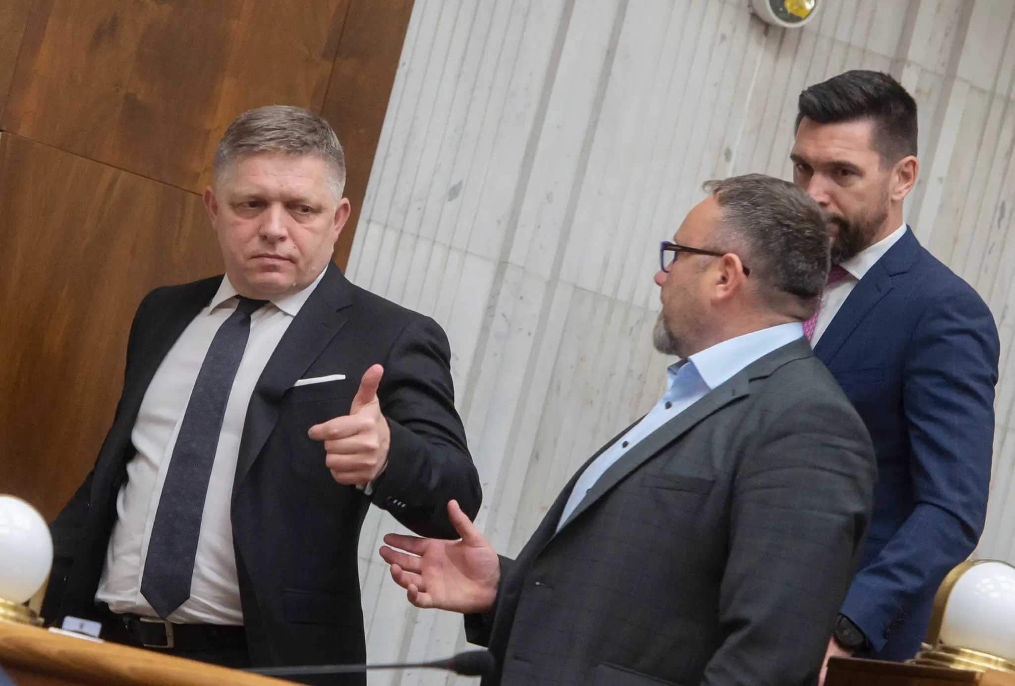 Gesto Roberta Fica po tom, ako parlament nesúhlasil s jeho vydaním na väzobné stíhanie.