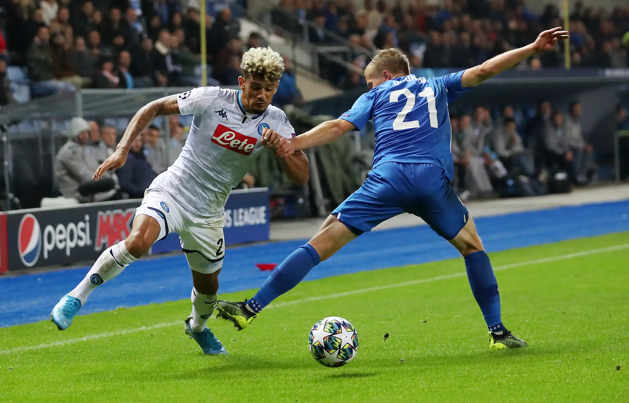 Achraf Hakimi z Dortmundu oslavuje gól v dueli LM na pôde Slavie Praha.