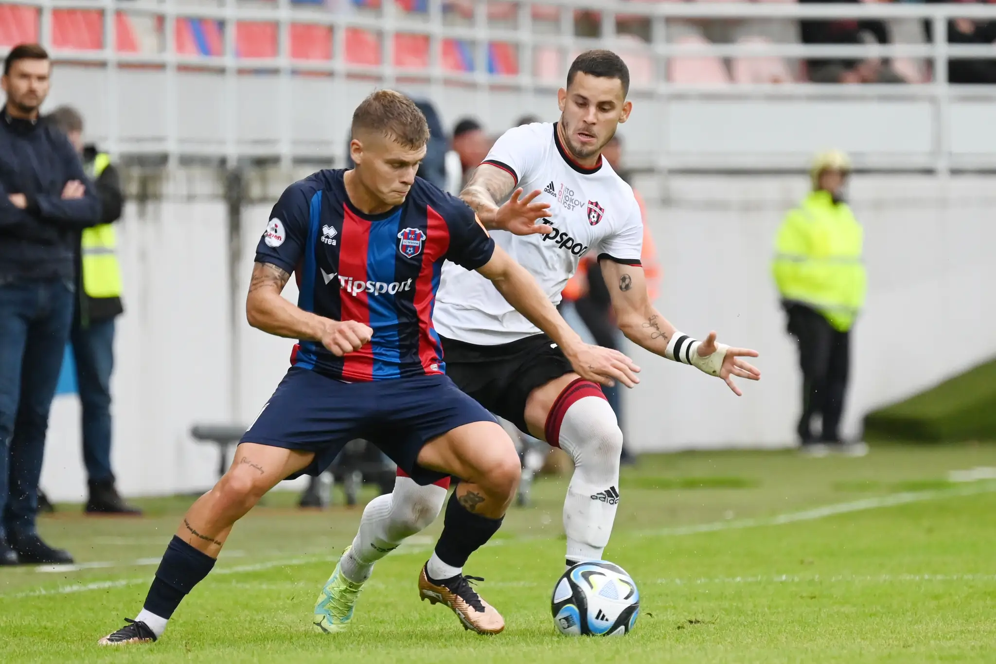 Vpravo hráč Trnavy Kristián Koštrna a hráč ViOnu Jakub Švec počas zápasu 2. kola Niké ligy.