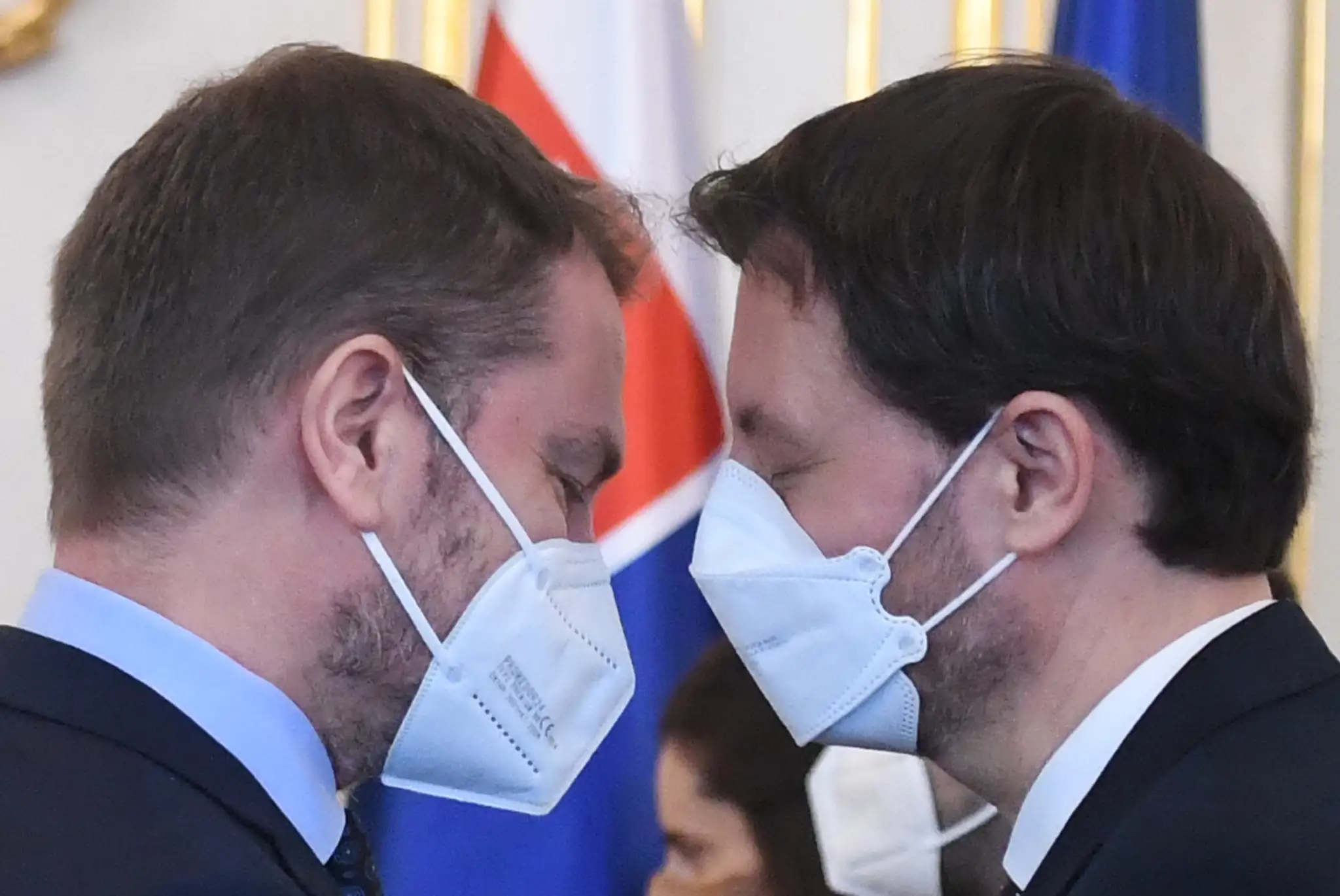 Na snímke vpravo predseda vlády SR Eduard Heger (OĽaNO) a vľavo podpredseda vlády a minister financií SR Igor Matovič (OĽaNO) počas vymenovania novej vlády SR v Prezidentskom paláci 1. apríla 2021 v Bratislave.