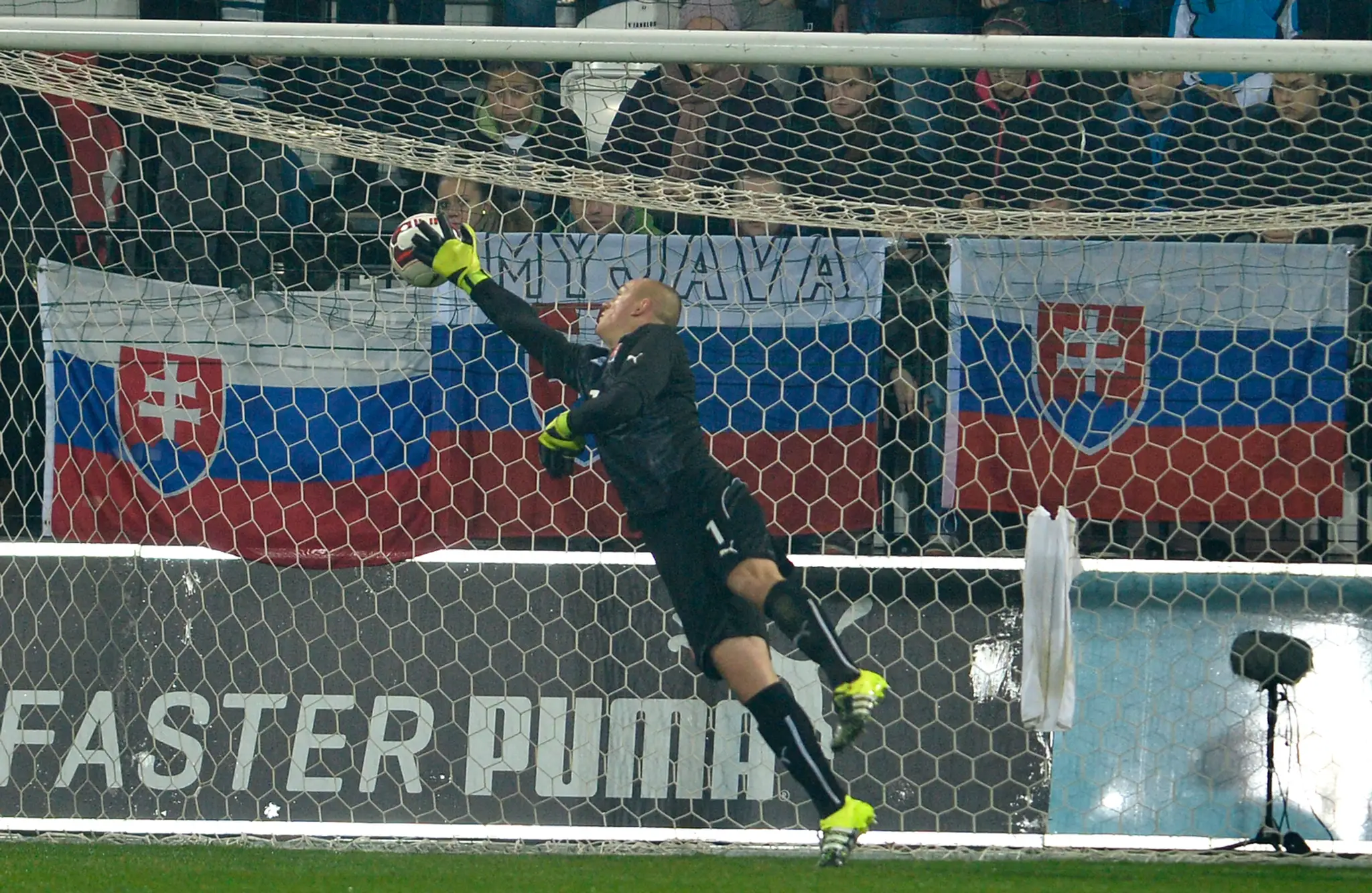 Prvý gól v sieti brankára Adriána Chovana v zápase kvalifikácie ME 2017 hráčov do 21 rokov Slovensko – Holandsko.
