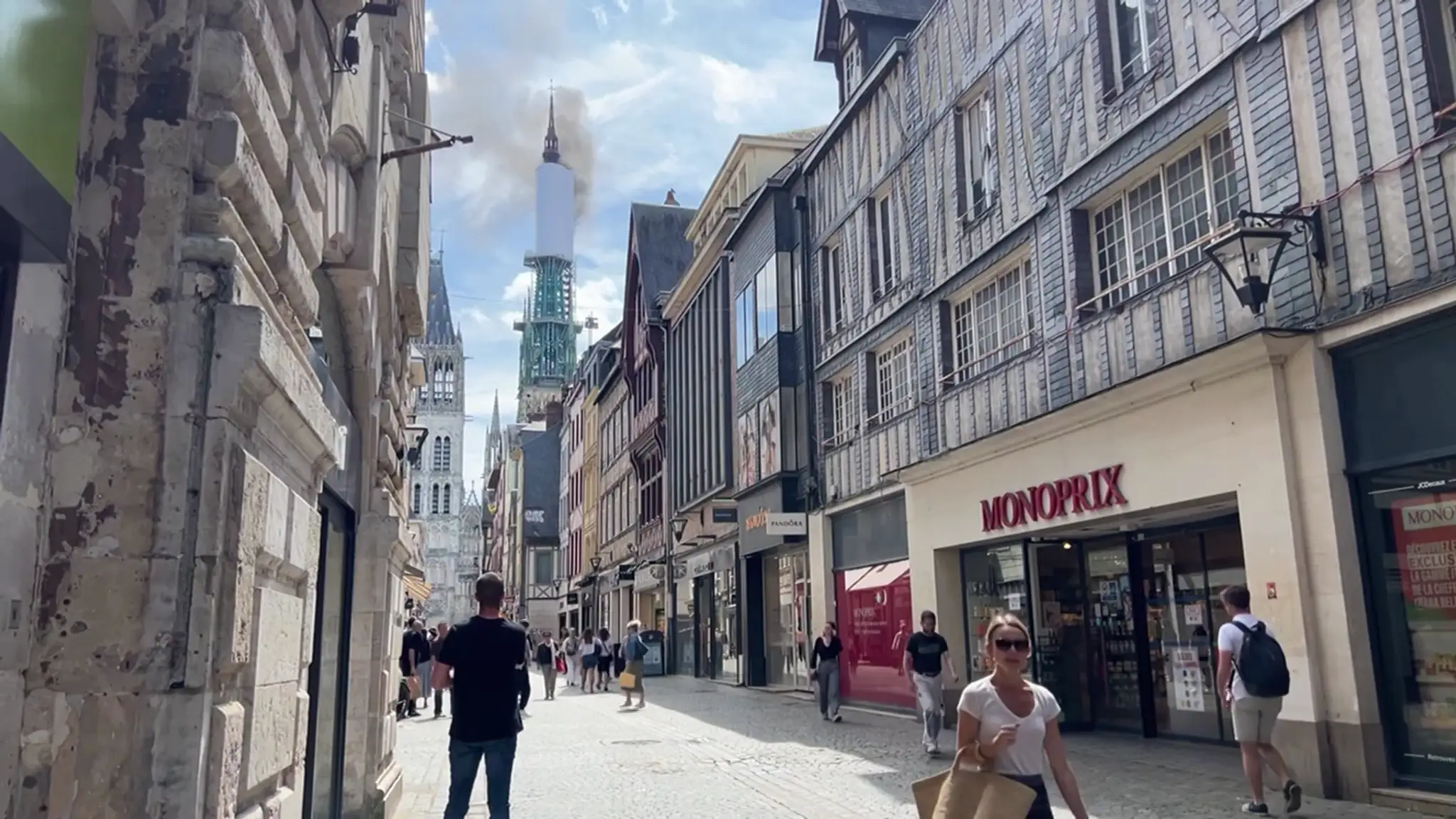 Požiar katedrály v meste Rouen