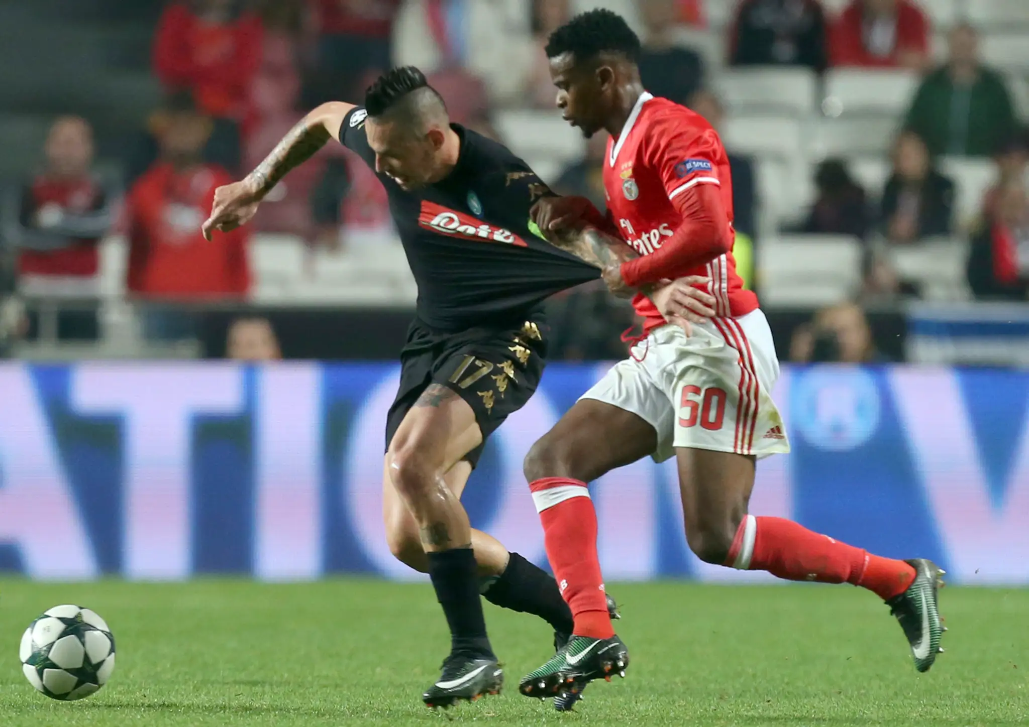 Mareka Hamšíka (vľavo) z SSC Neapol stíha v dueli LM Nélson Semedo z Benficy Lisabon.
