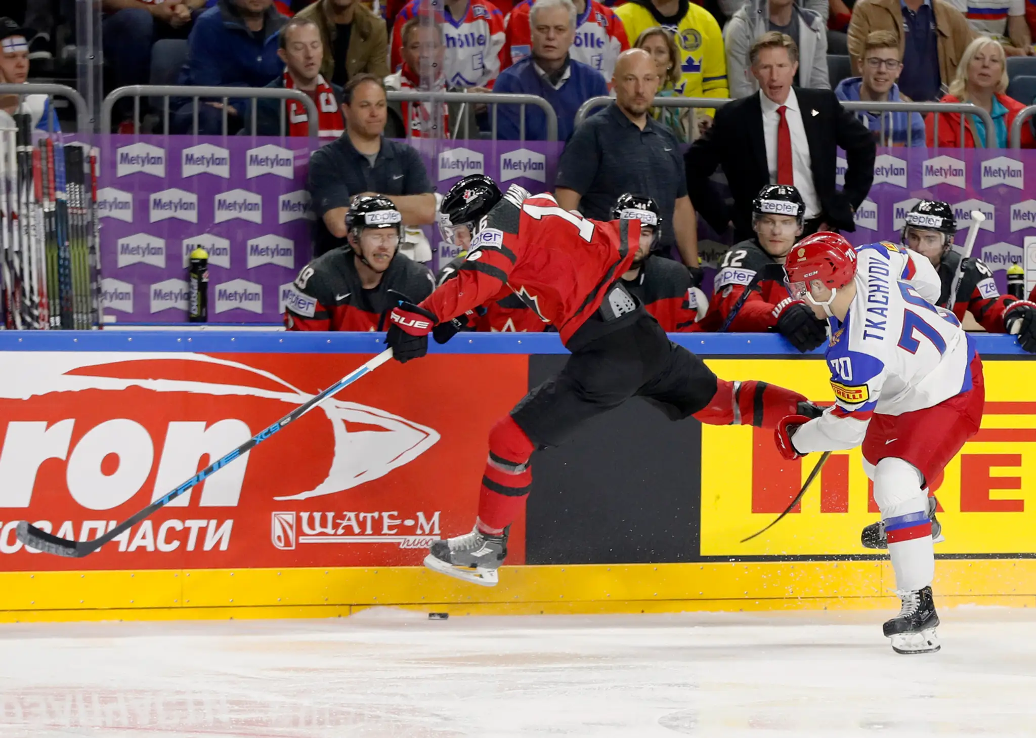 Kanaďan Mitch Marner (vľavo) sa snaží získať puk pred Vladimirom Tkačovom z Ruska v semifinále MS 2017.