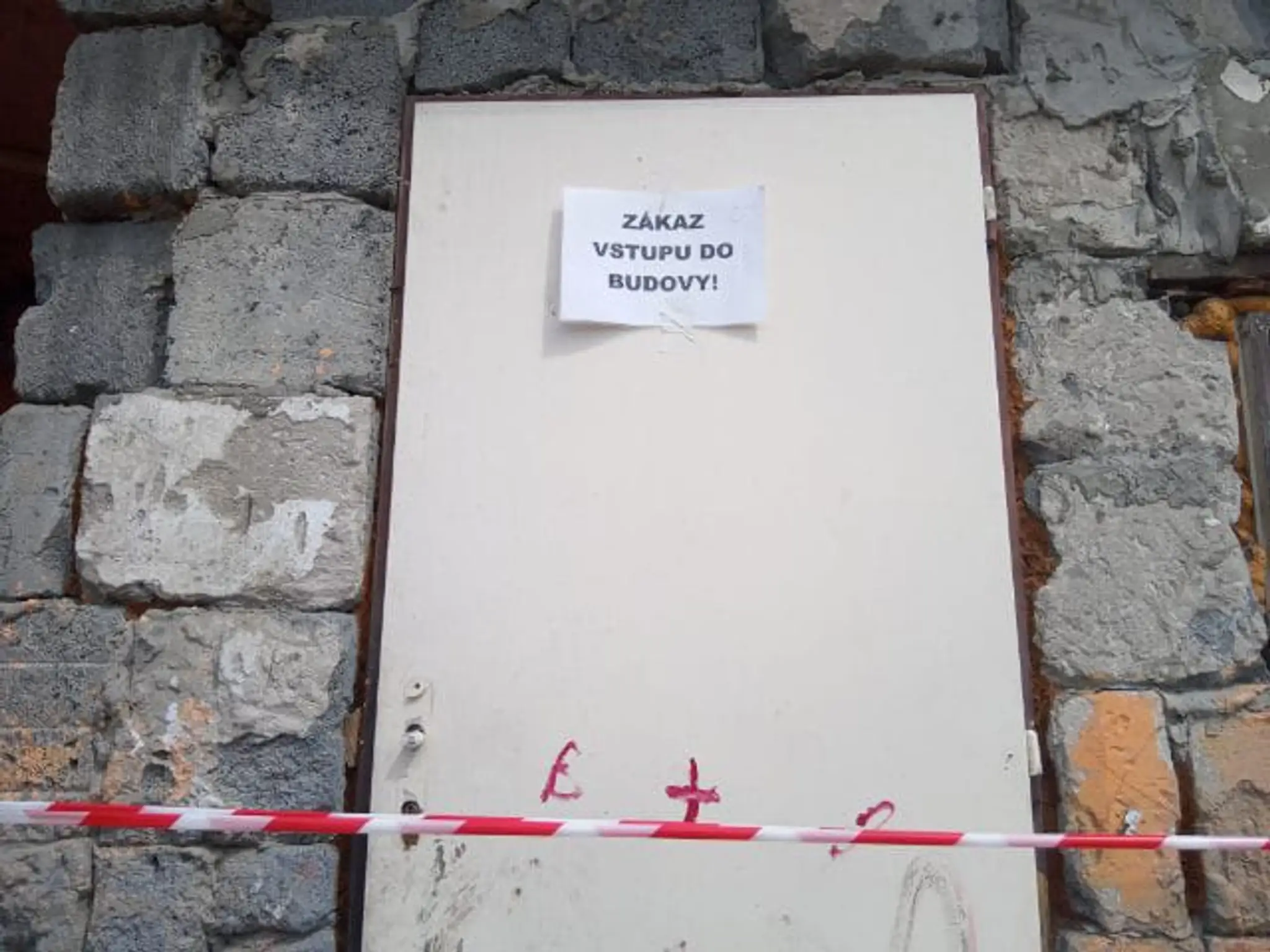 V bytovom dome v Michalovciach sa zrútilo schodisko
