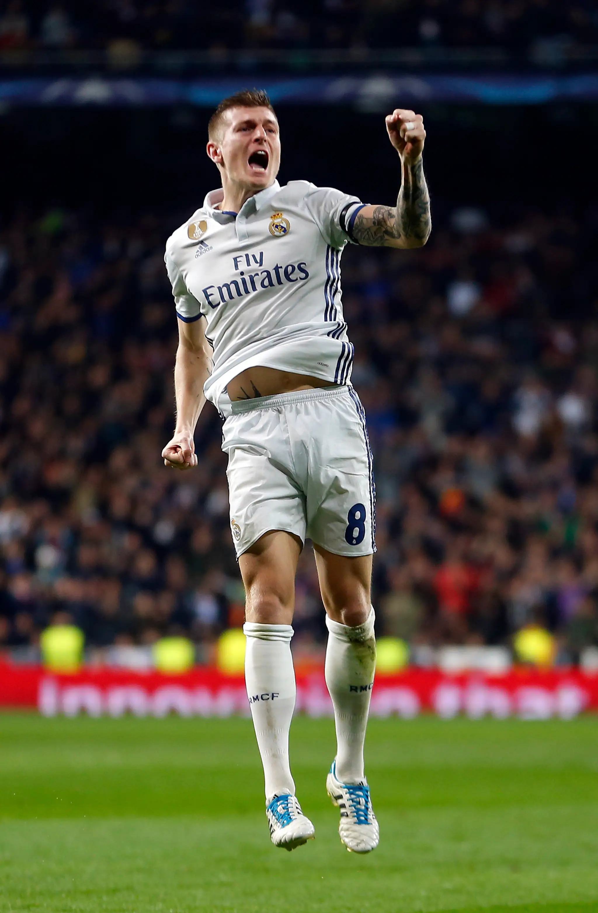 Toni Kroos z Realu oslavuje svoj gól v osemfinále LM proti Neapolu.