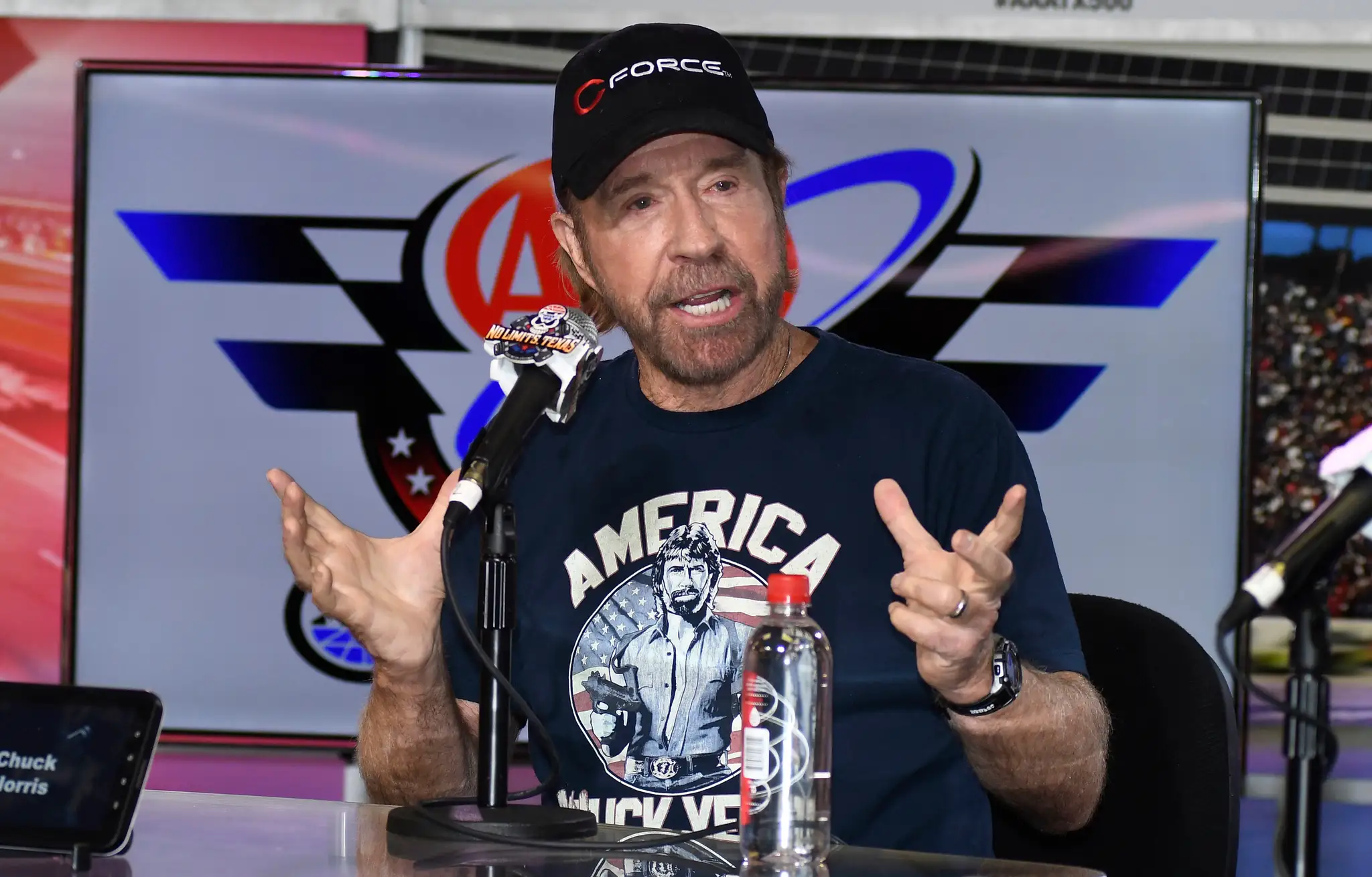 Chuck Norris hovorí s novinármi počas tlačovej konferencie pred pretekmi NASCAR Sprint Cup Series na okruhu Texas Motor Speedway vo Fort Worthe v Texase.