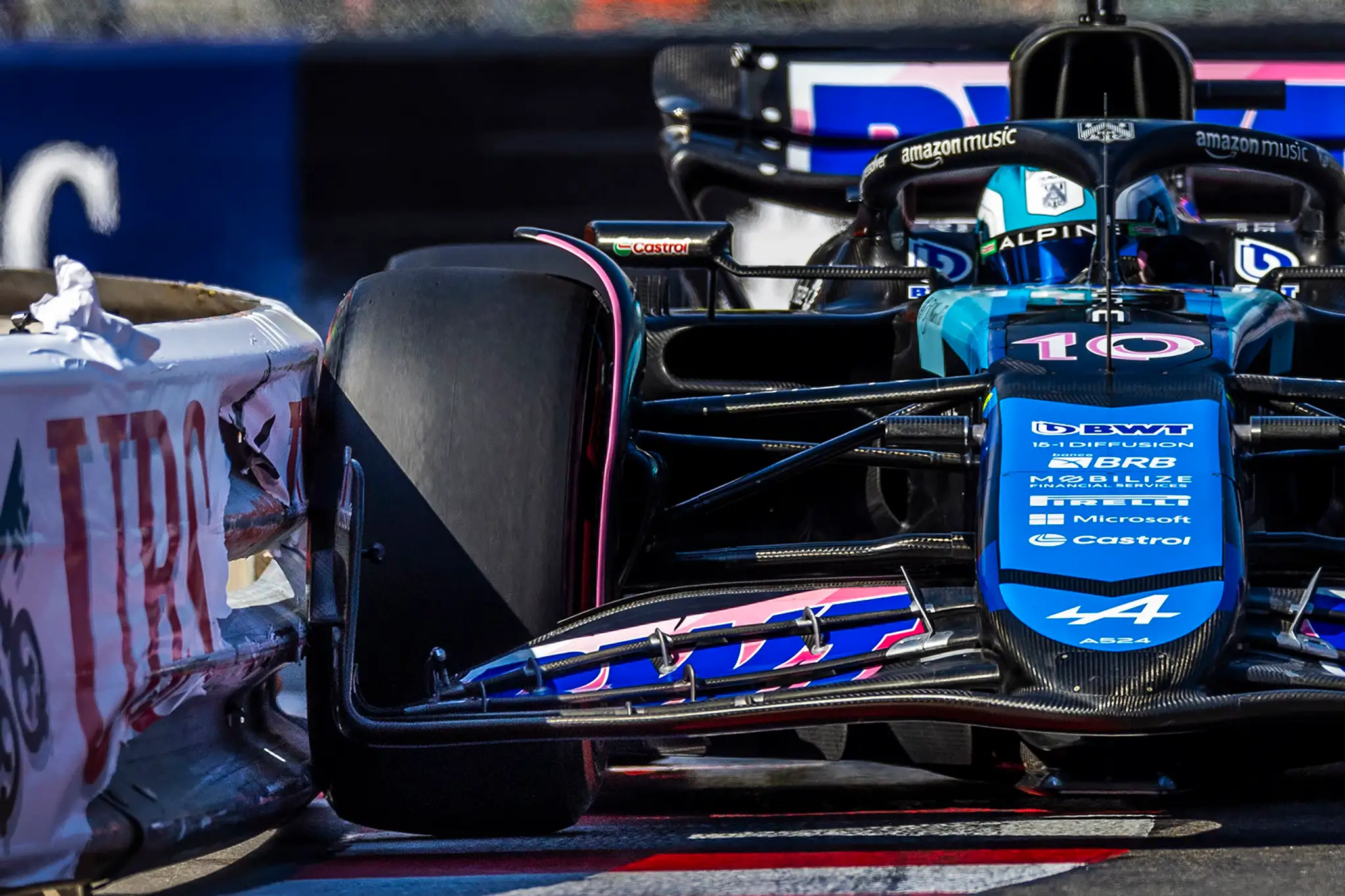 Pierre Gasly bariéry taktiež nešetril.
