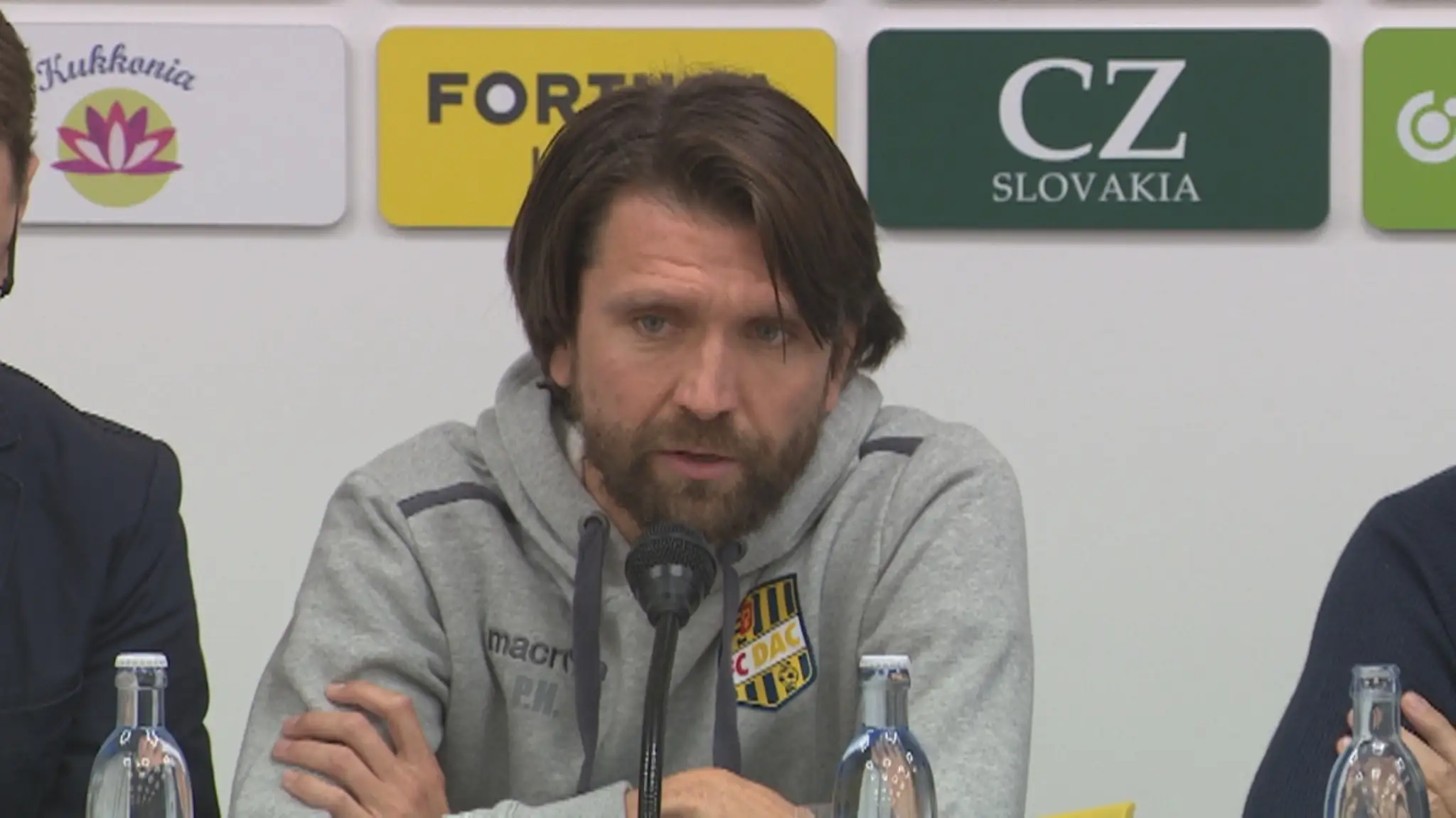 Alpský lyžiar Henrik Kristoffersen oslavuje triumf v obrovskom slalome na MS v Are.